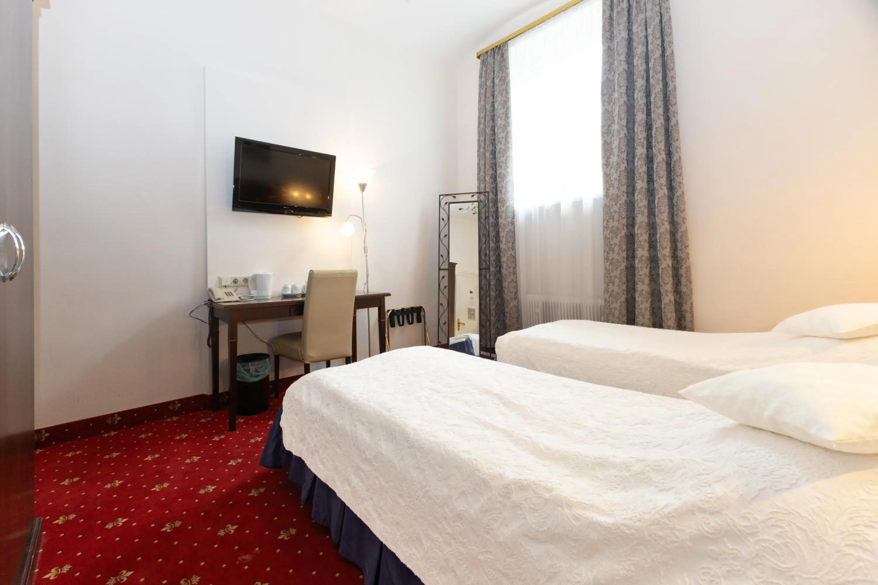 Photo of the whole room, Bed in Hotel Viktoria Schönbrunn