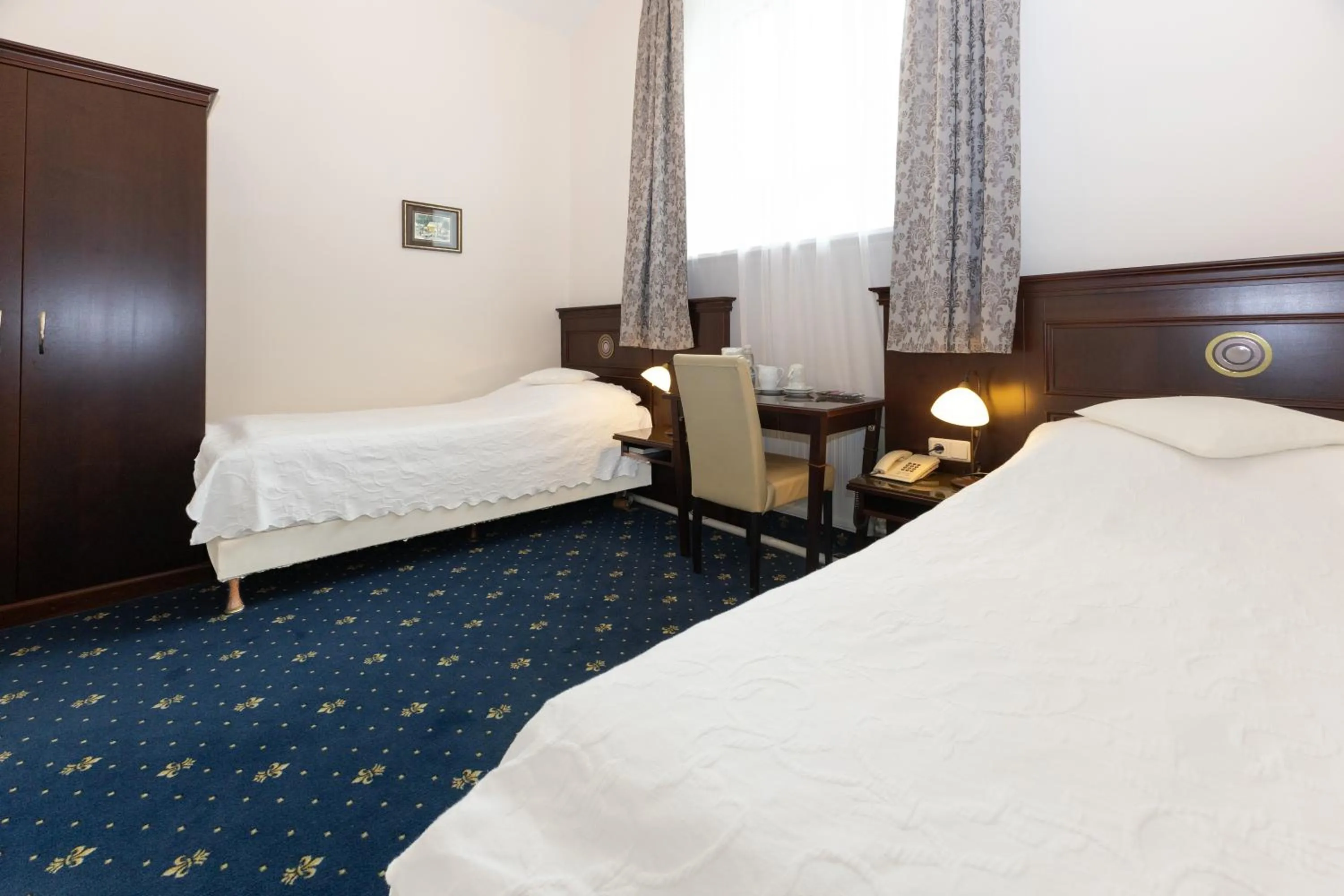 Photo of the whole room, Bed in Hotel Viktoria Schönbrunn