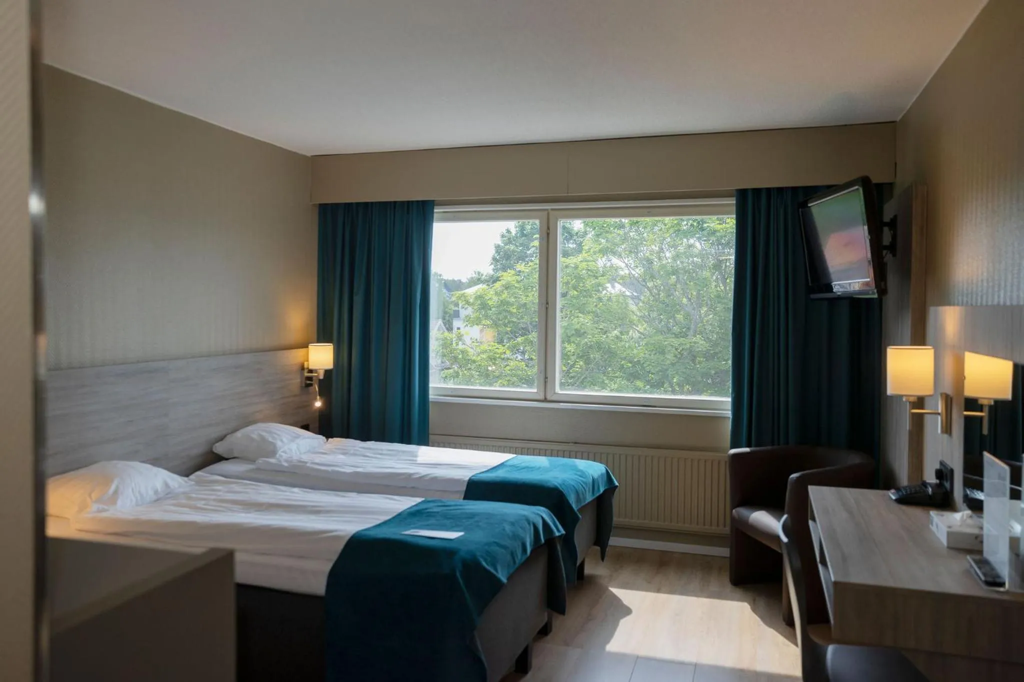 Bedroom, Bed in Hotel Adlon