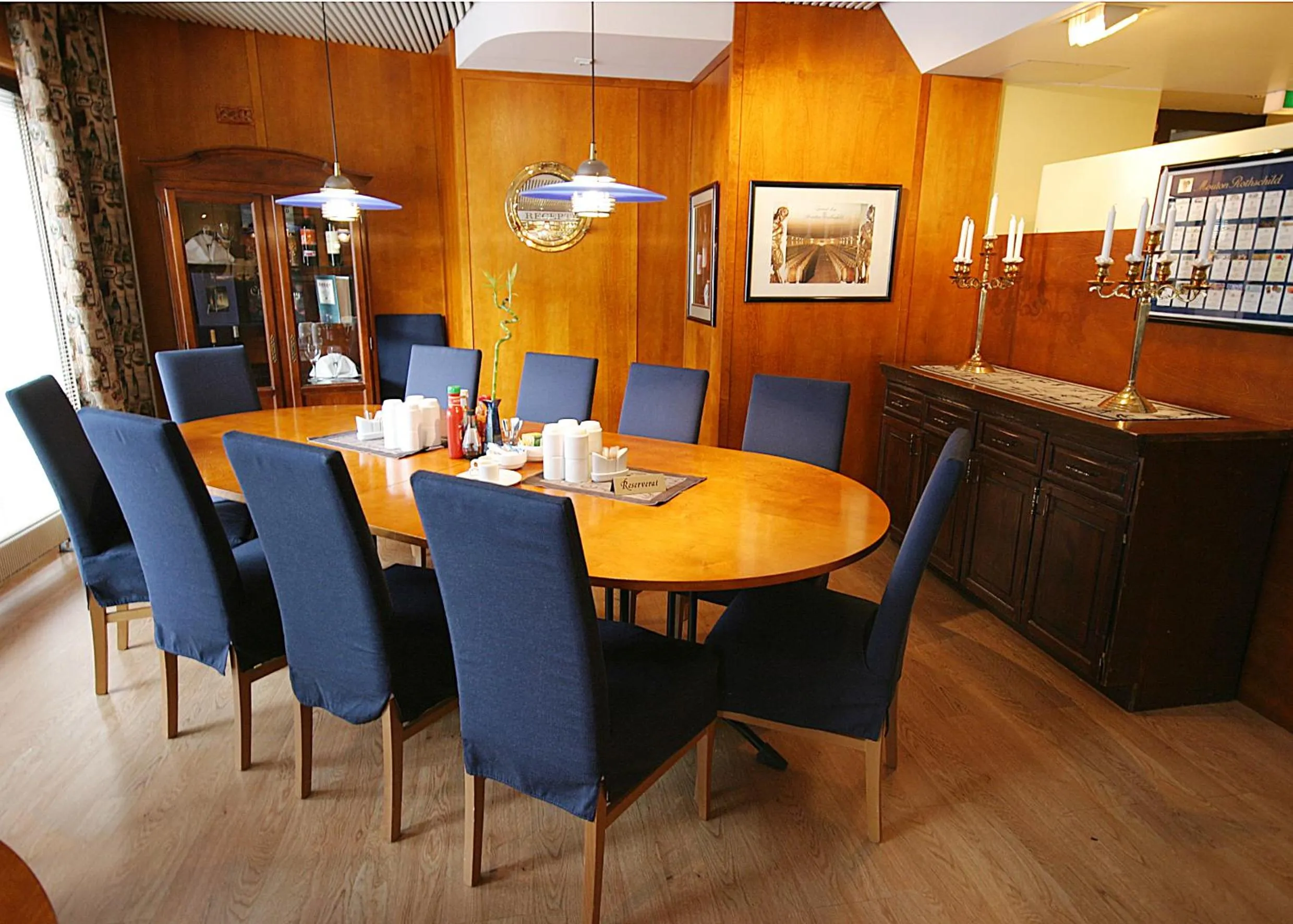 Restaurant/places to eat in Hotel Savoy