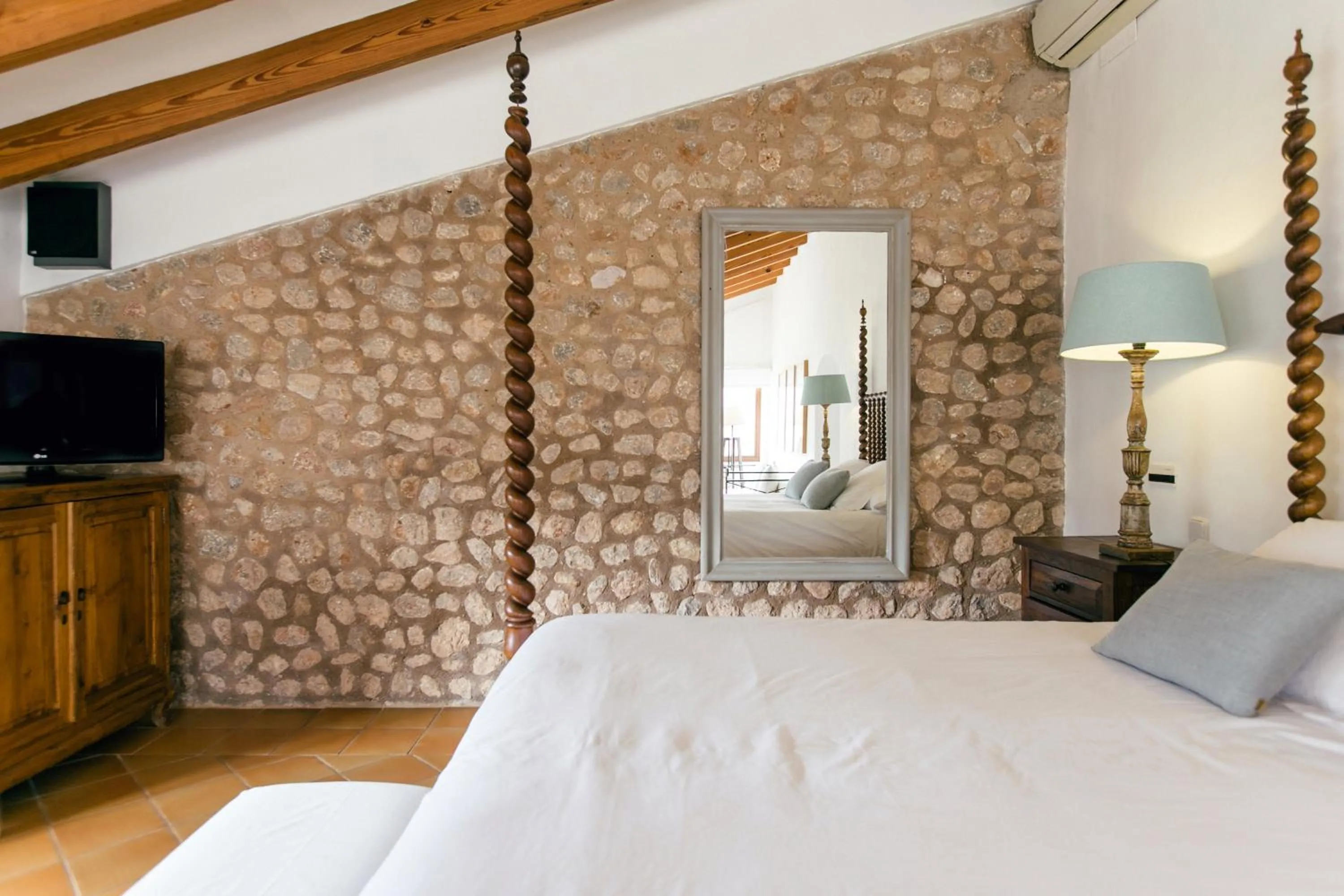 Decorative detail, Bed in Finca Ca'n Quatre