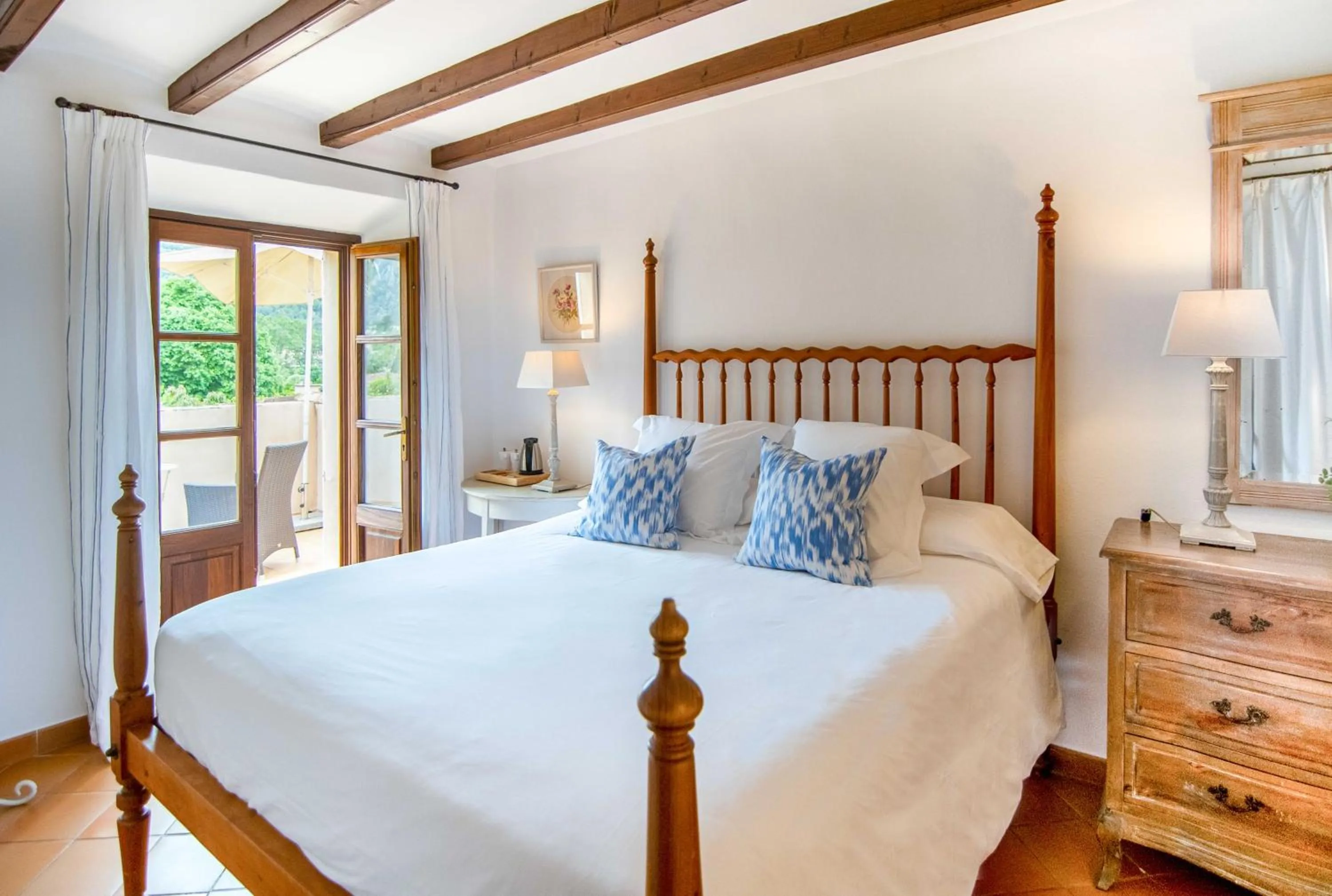 Photo of the whole room, Bed in Finca Ca'n Quatre
