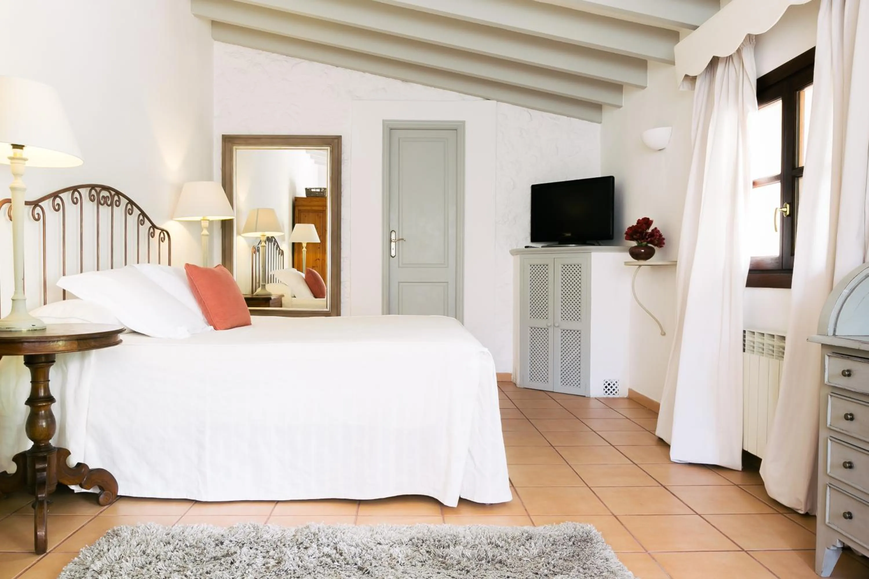 Photo of the whole room, Bed in Finca Ca'n Quatre