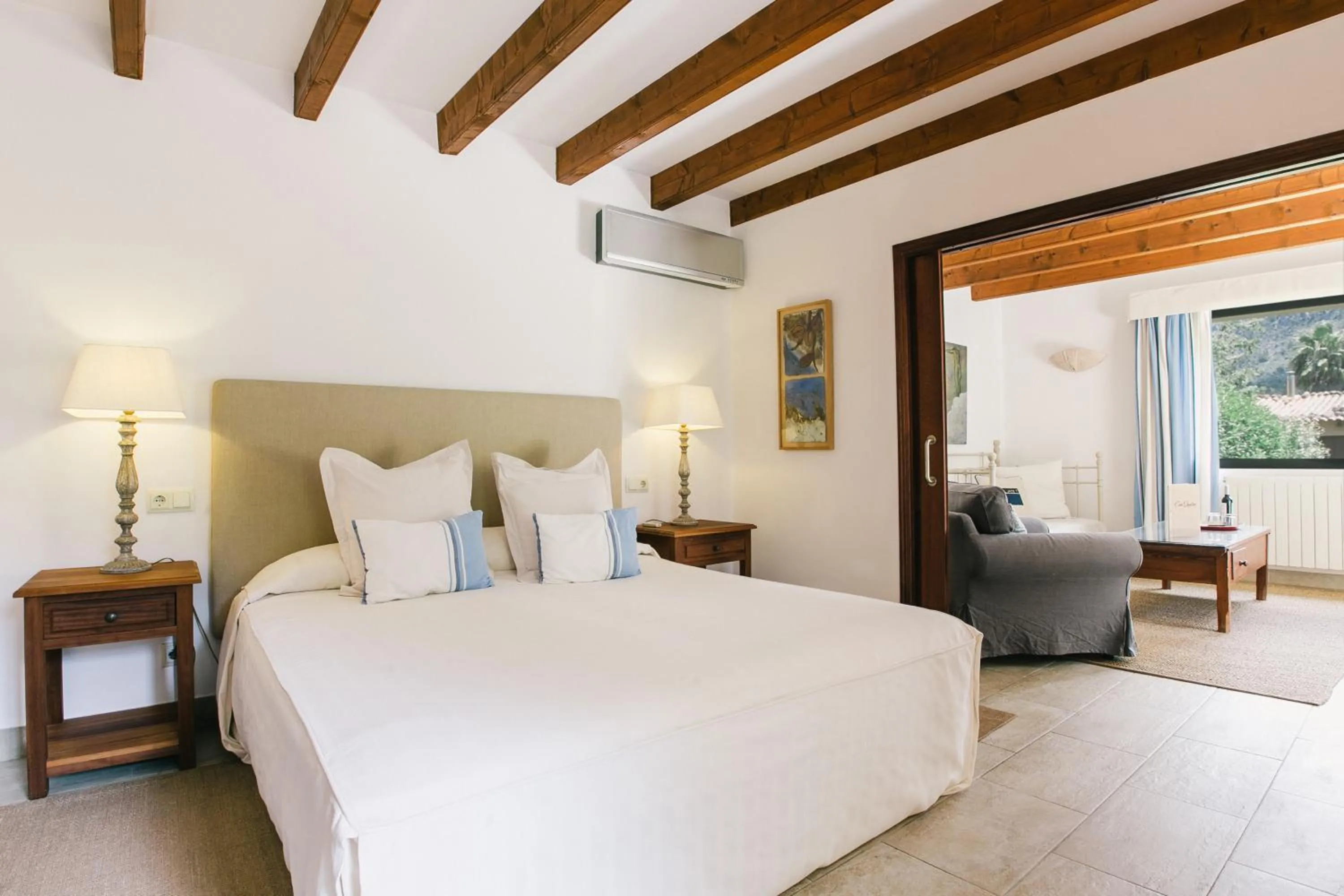 Photo of the whole room, Bed in Finca Ca'n Quatre