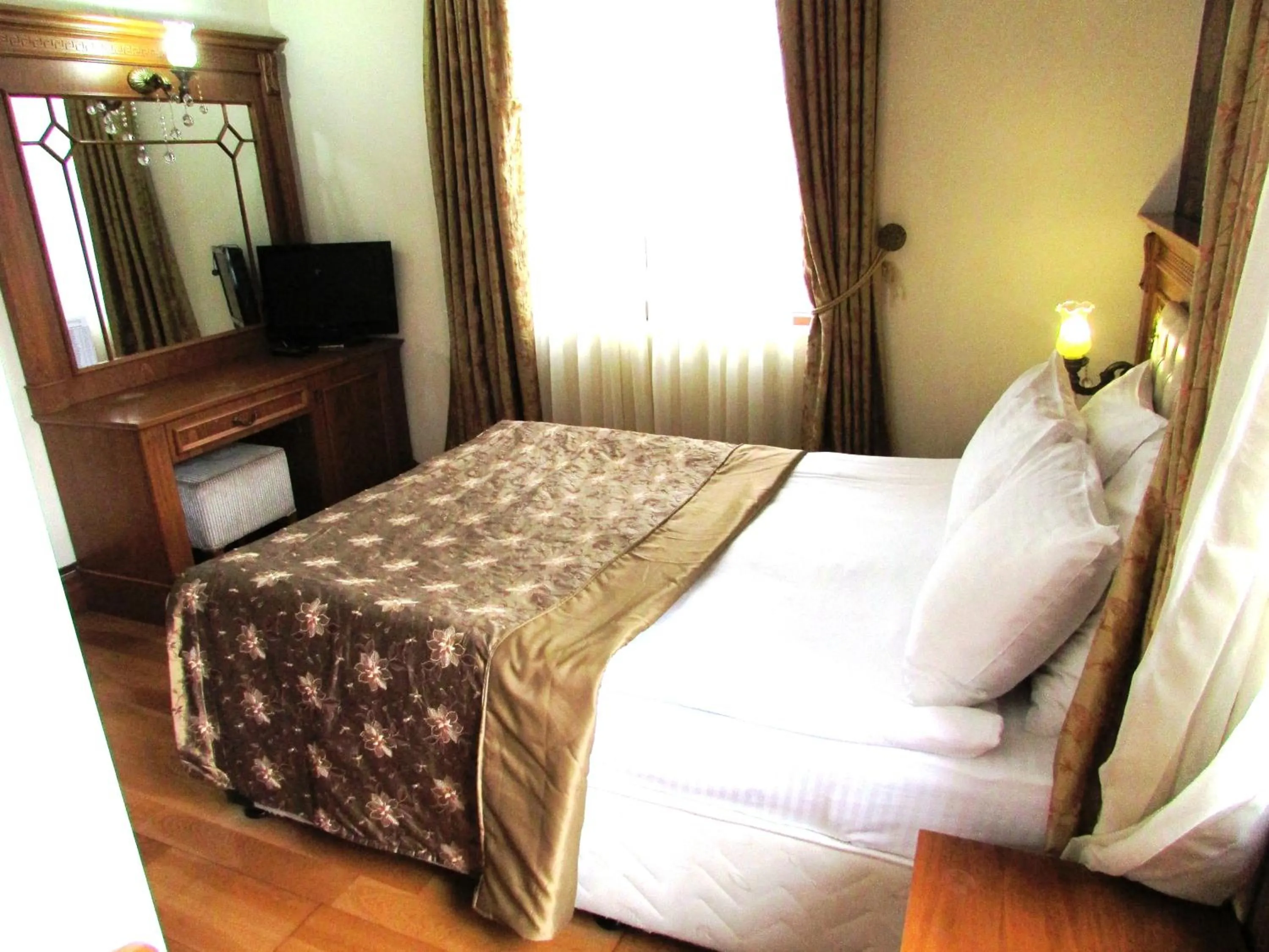 Photo of the whole room in Lausos Hotel Sultanahmet