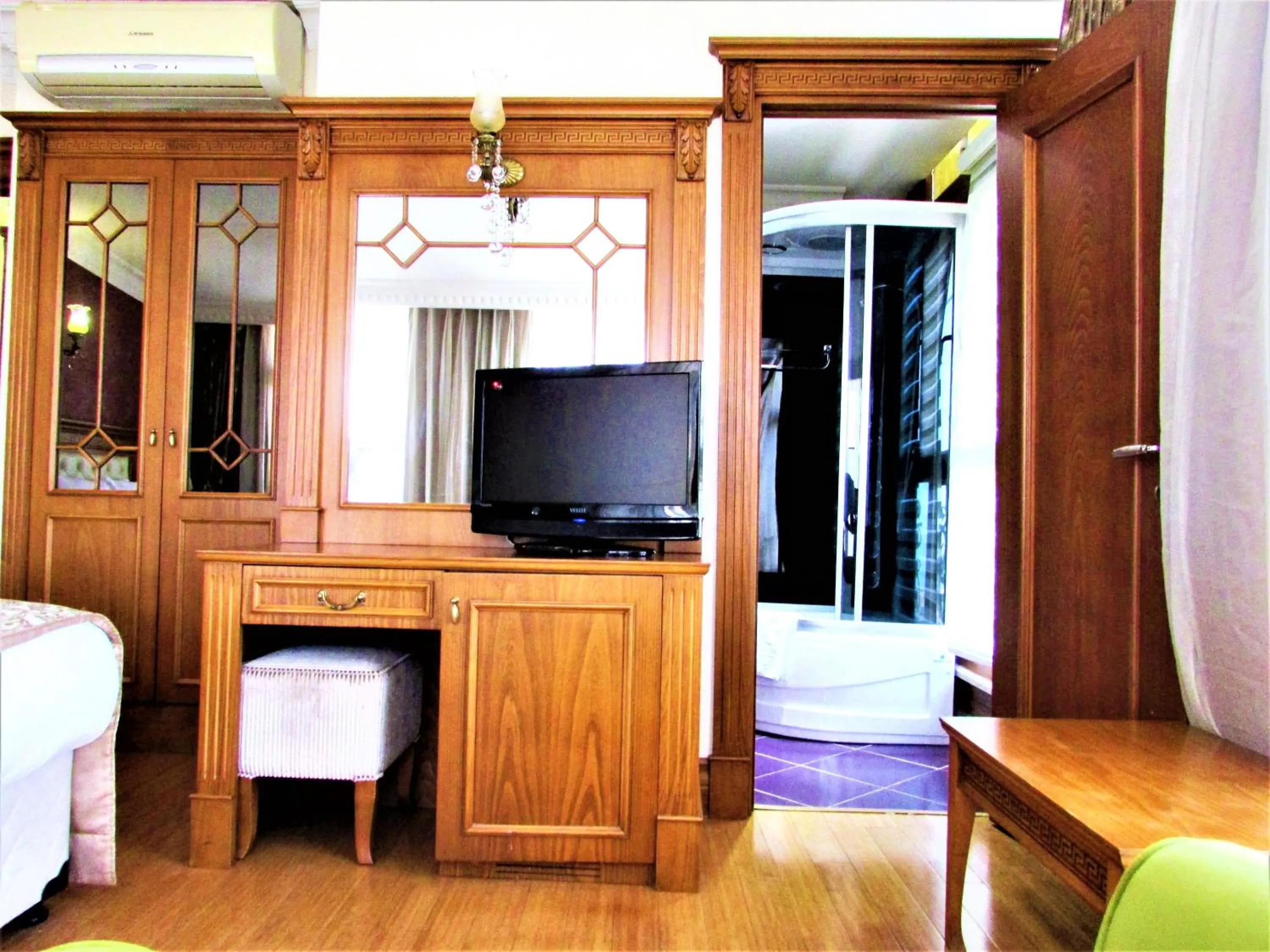 TV and multimedia in Lausos Hotel Sultanahmet