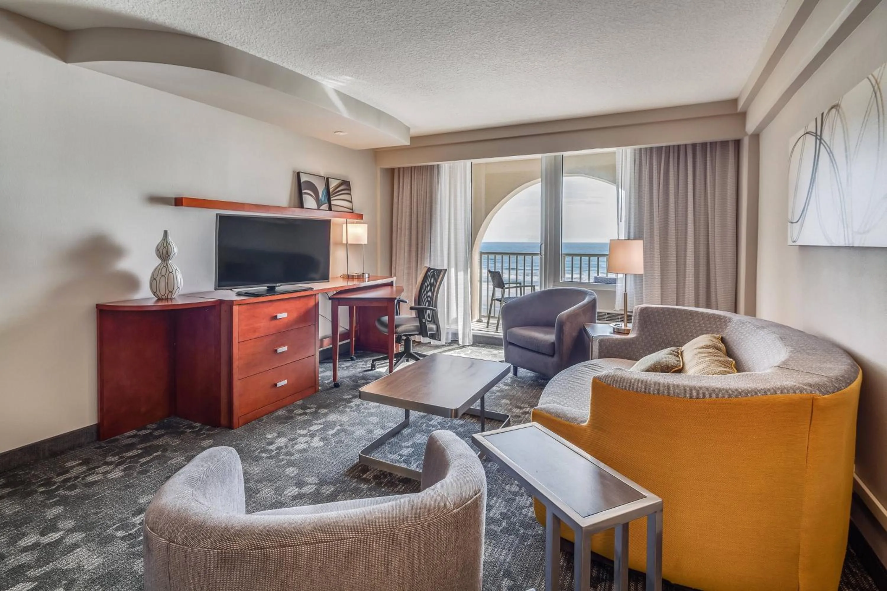 Living room in Courtyard by Marriott Jacksonville Beach Oceanfront