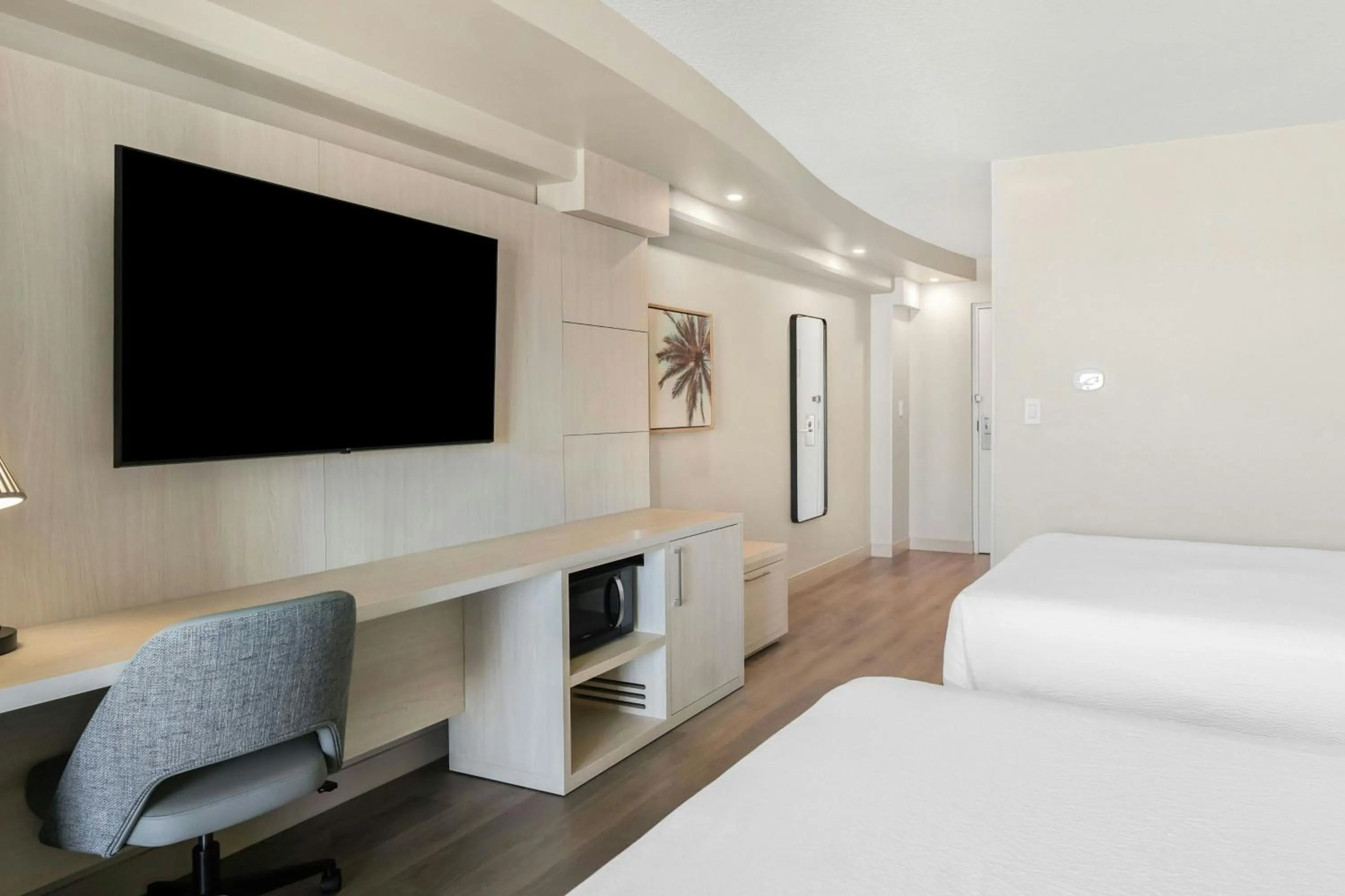 Photo of the whole room, Bed in Courtyard by Marriott Jacksonville Beach Oceanfront