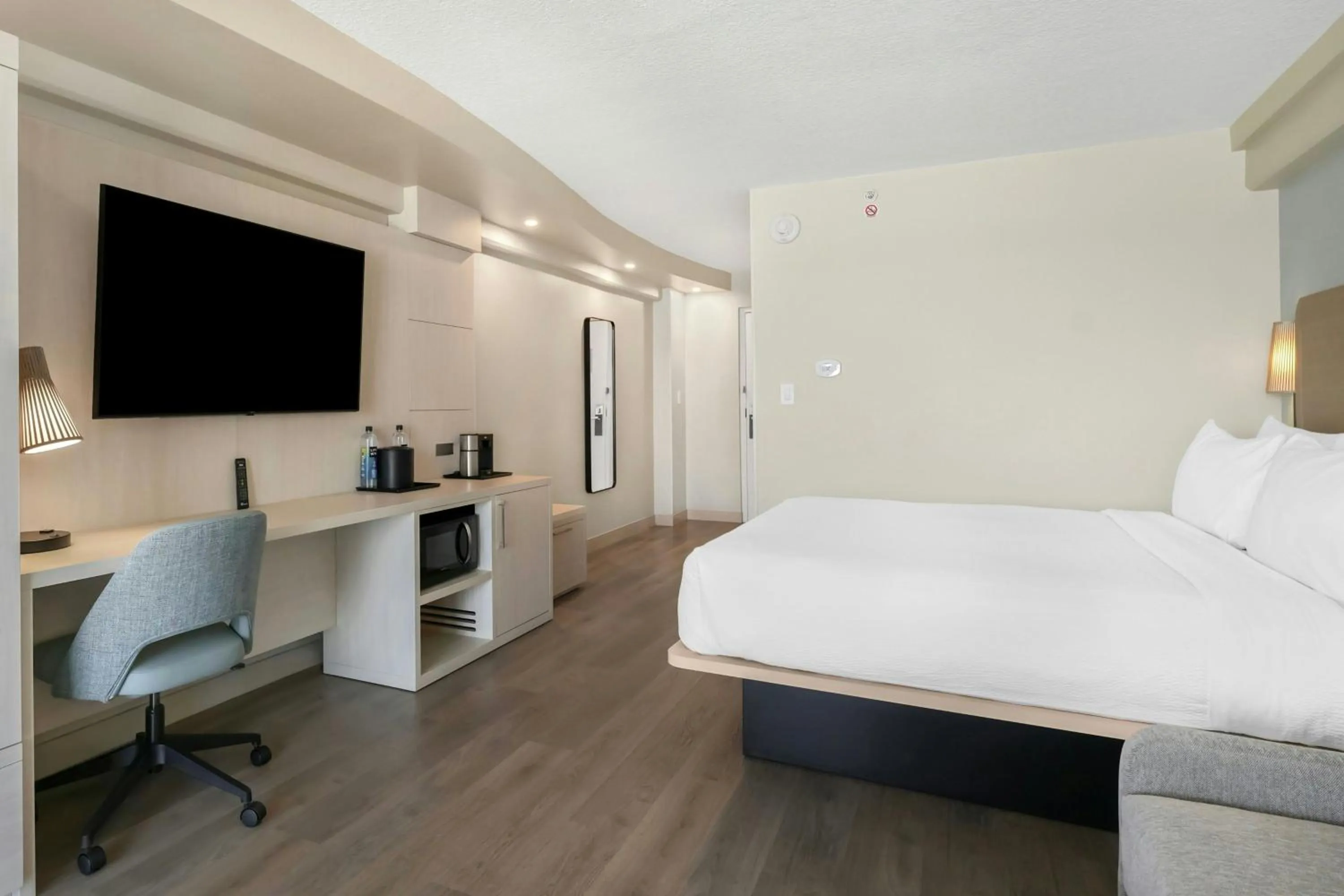 Photo of the whole room, Bed in Courtyard by Marriott Jacksonville Beach Oceanfront