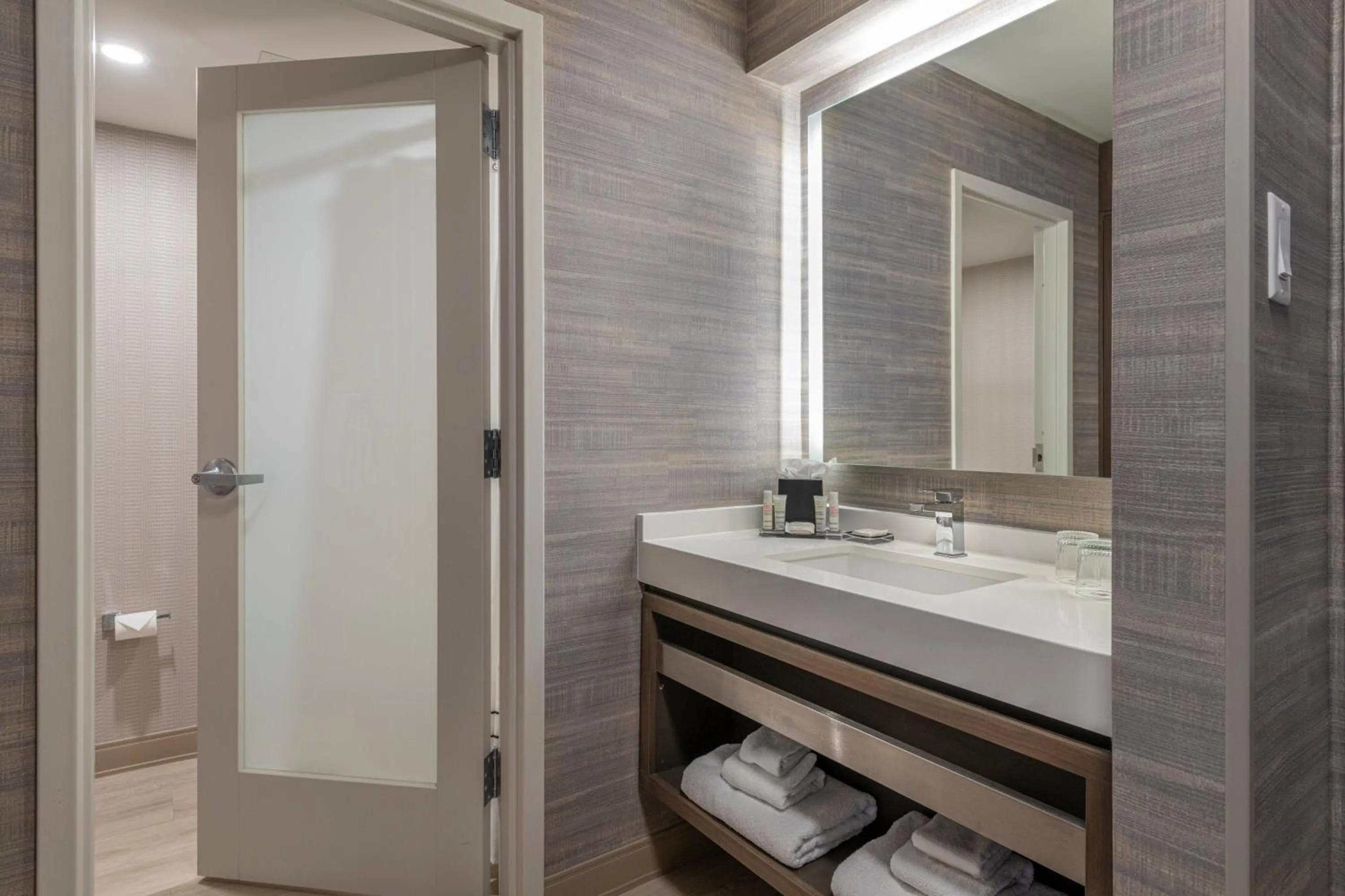 Photo of the whole room in Wichita Marriott