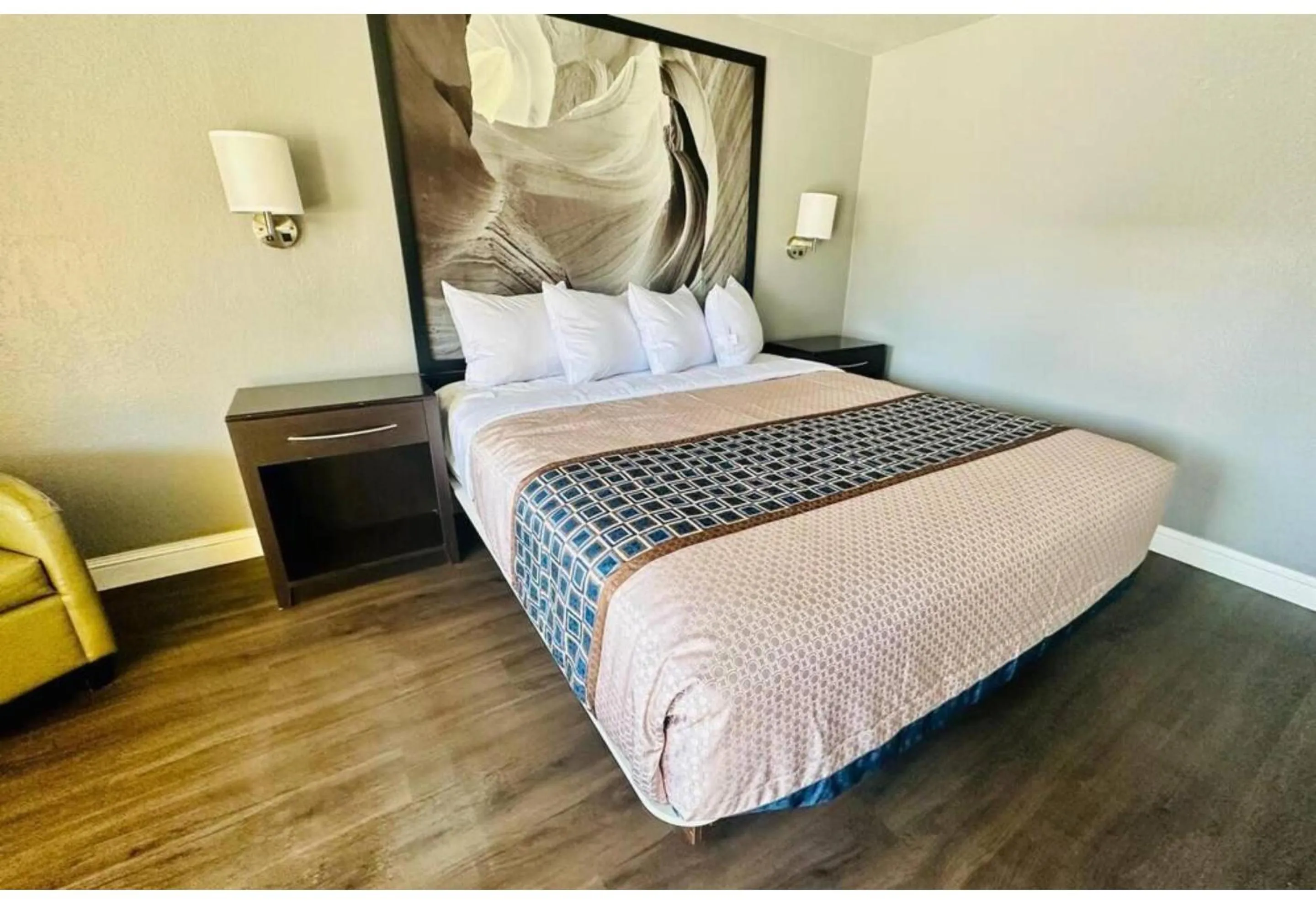 Bedroom in Canyon Inn Motel Flagstaff AZ