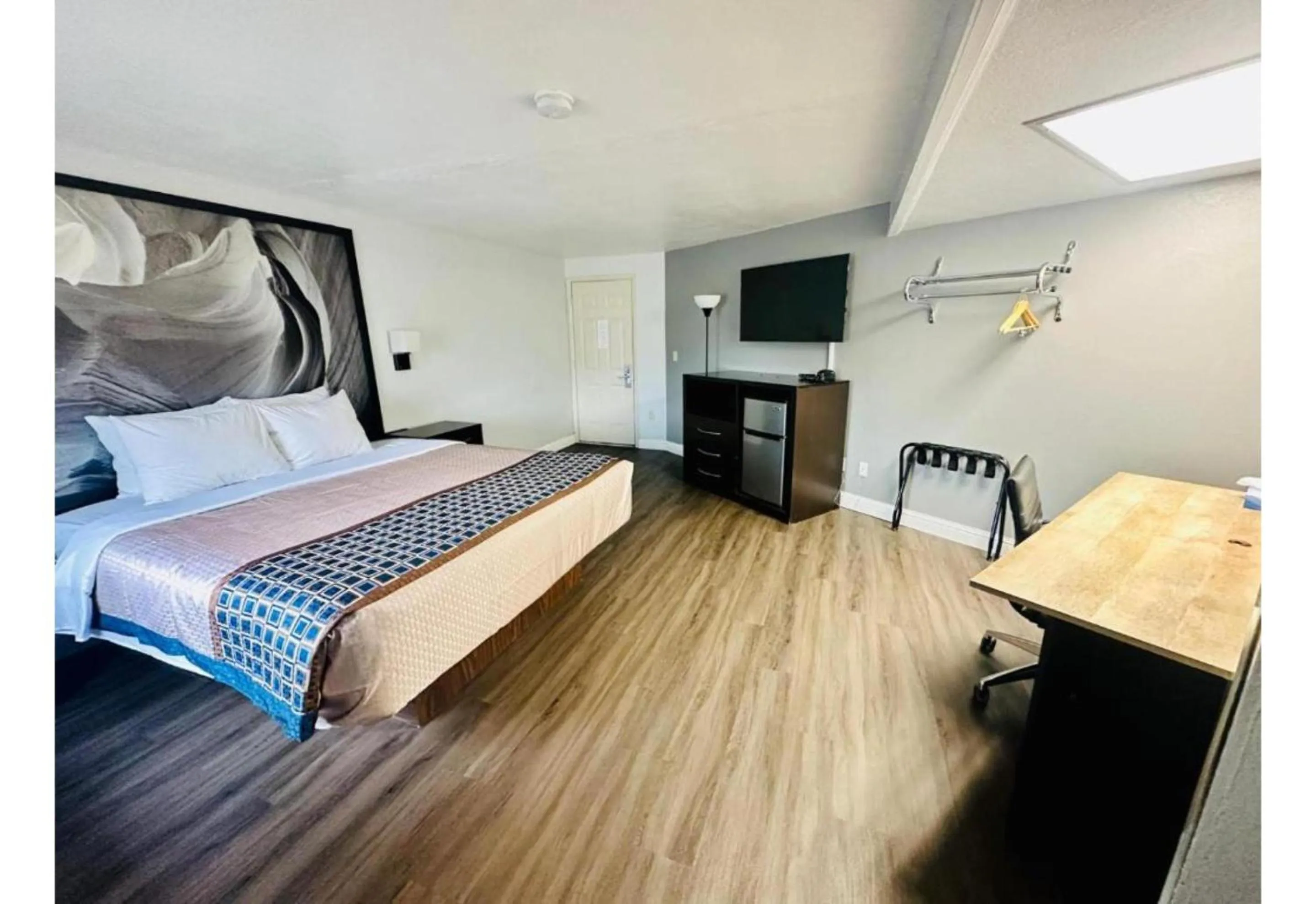 Bed in Canyon Inn Motel Flagstaff AZ