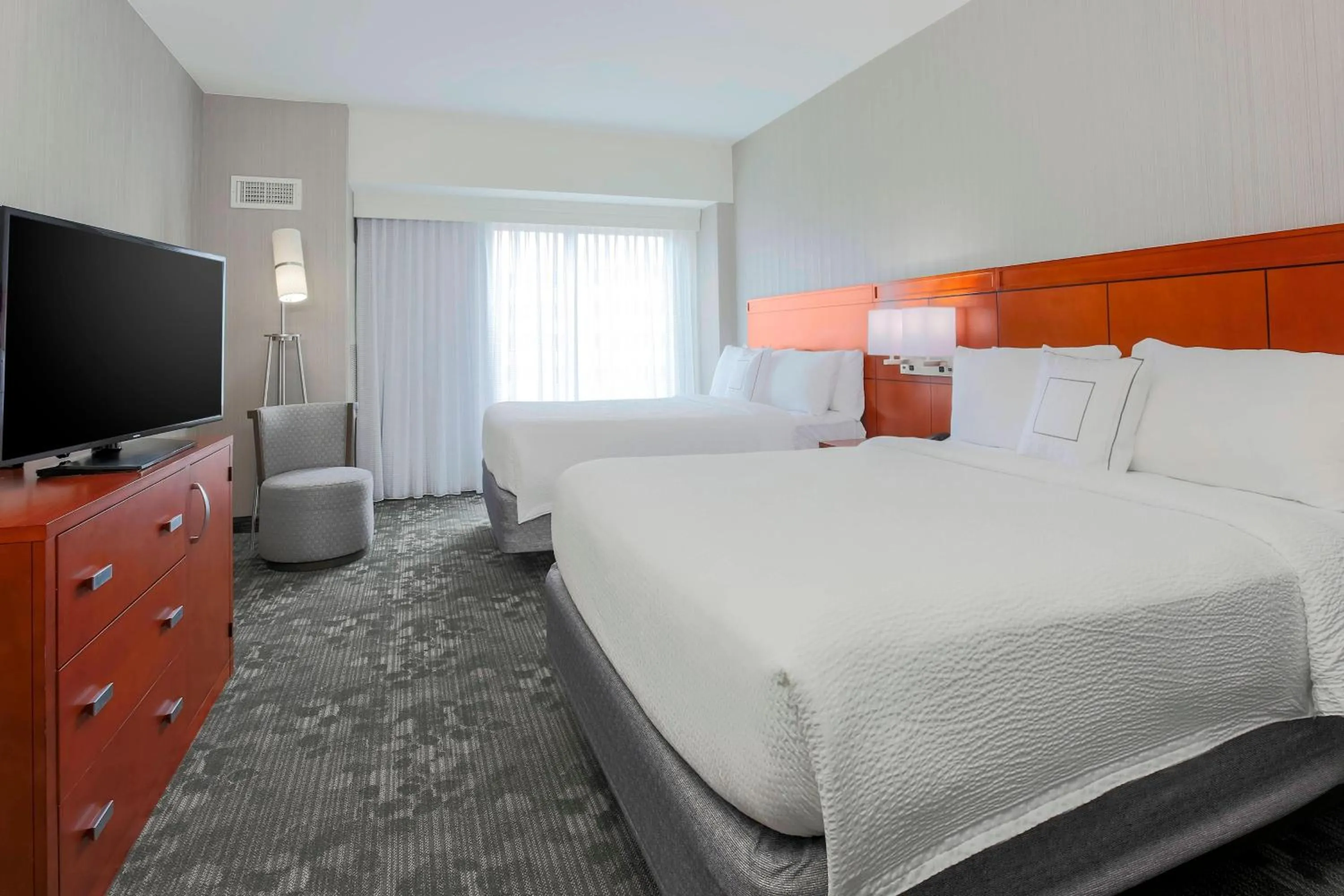 Photo of the whole room, Bed in Courtyard by Marriott San Jose Campbell