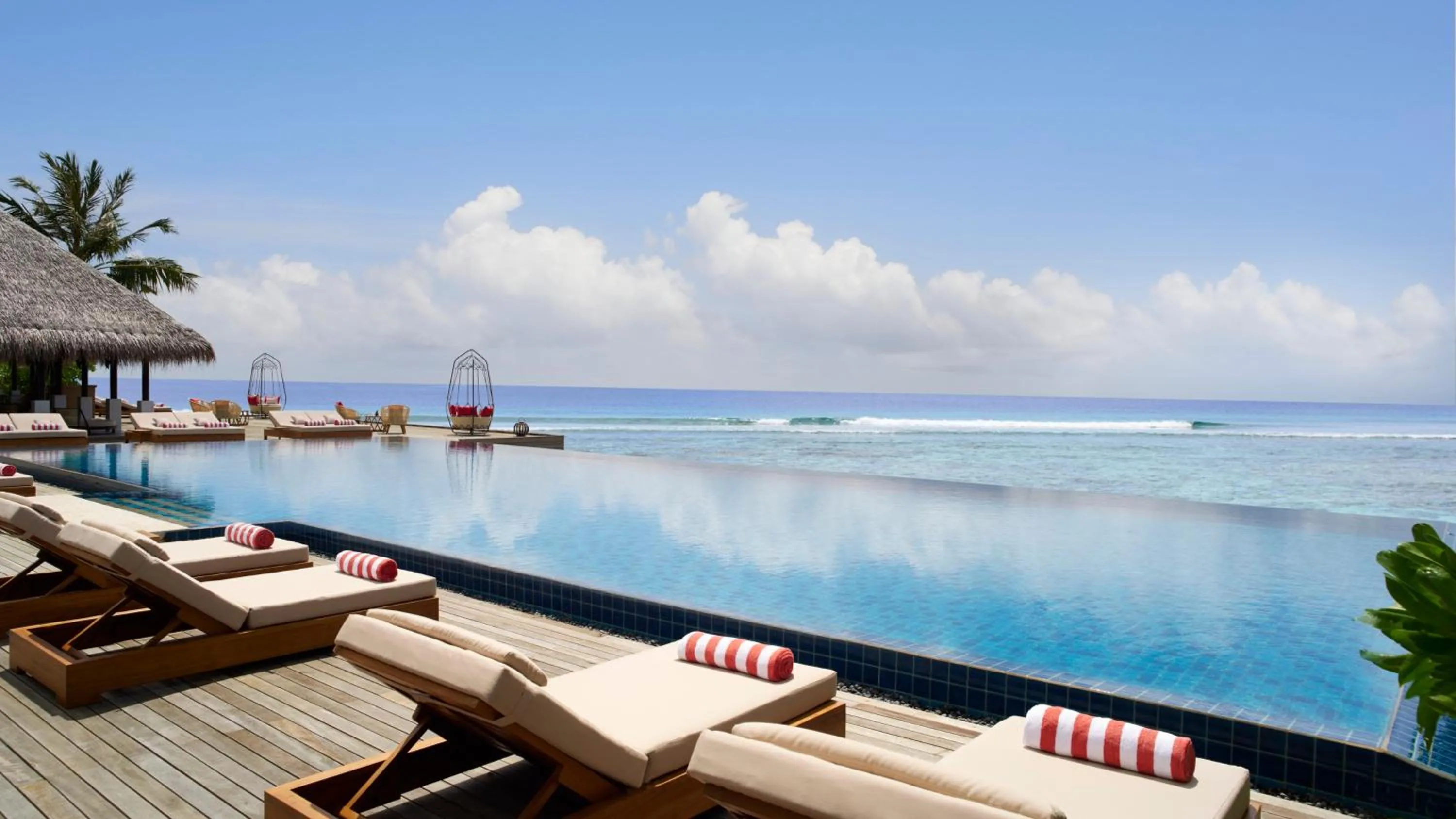 Swimming pool in Anantara Veli Maldives Resort