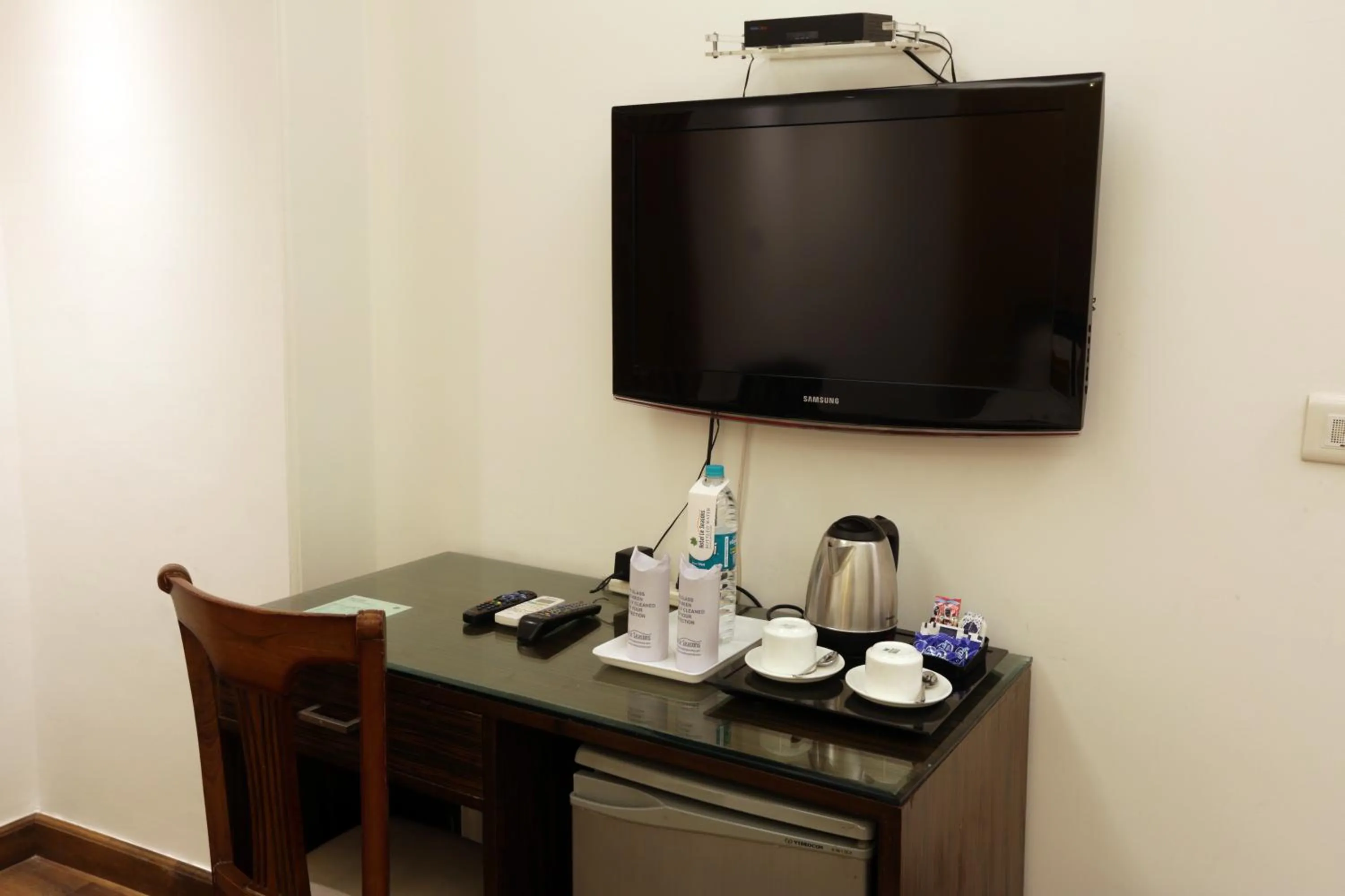 TV and multimedia in Airport Hotel Le Seasons New Delhi