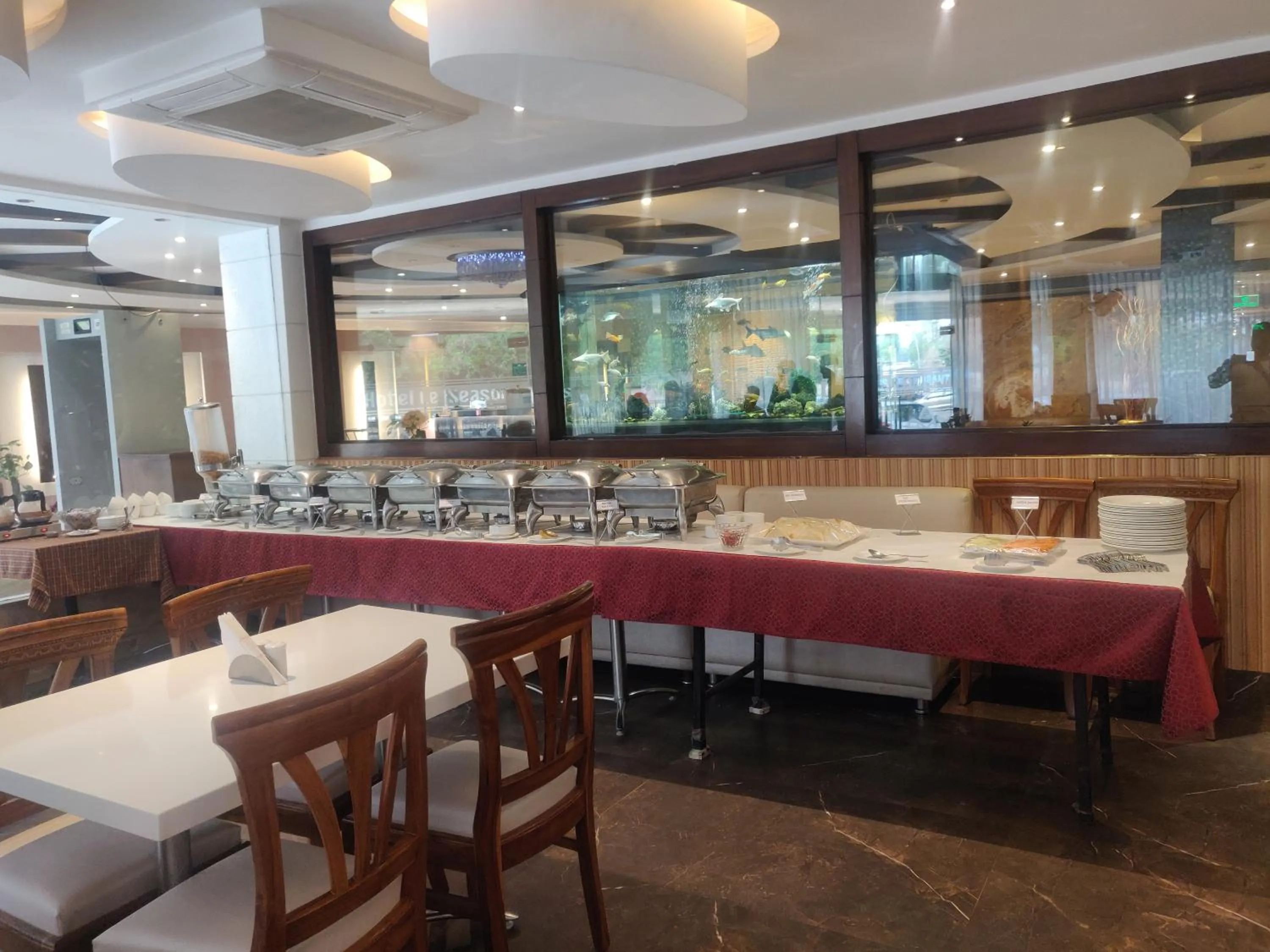 Restaurant/places to eat in Airport Hotel Le Seasons New Delhi