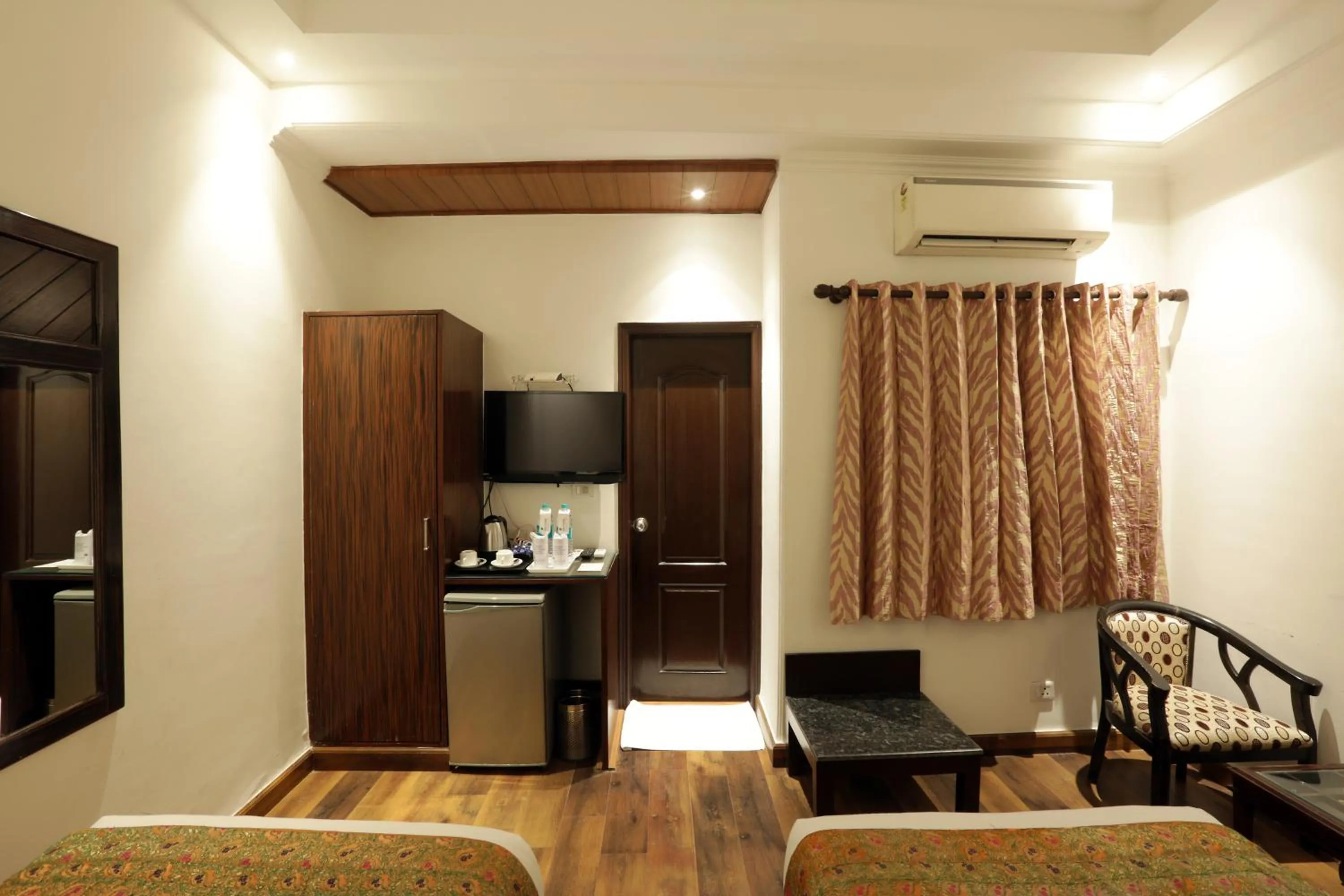 Bed in Airport Hotel Le Seasons New Delhi