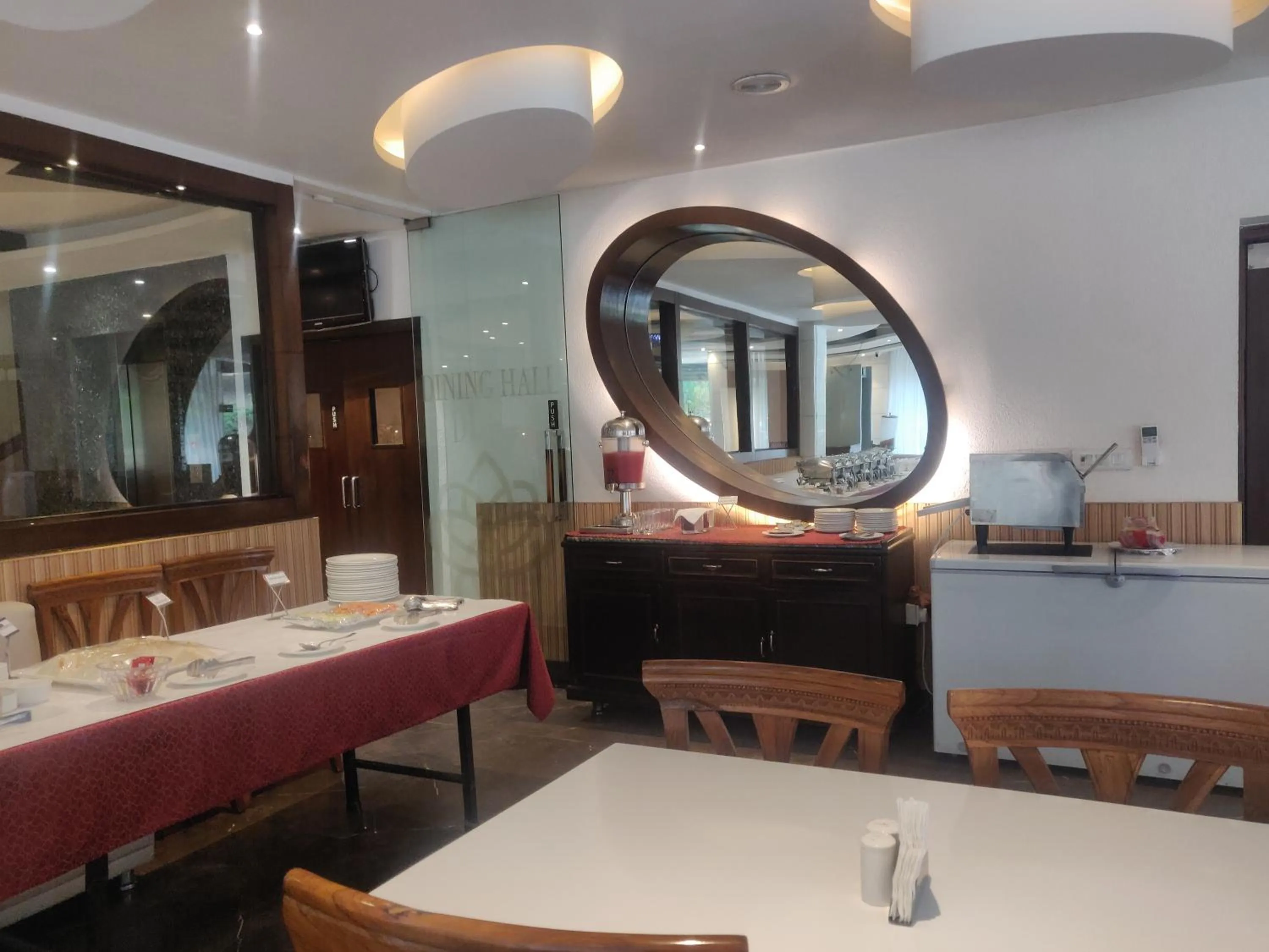Restaurant/places to eat in Airport Hotel Le Seasons New Delhi
