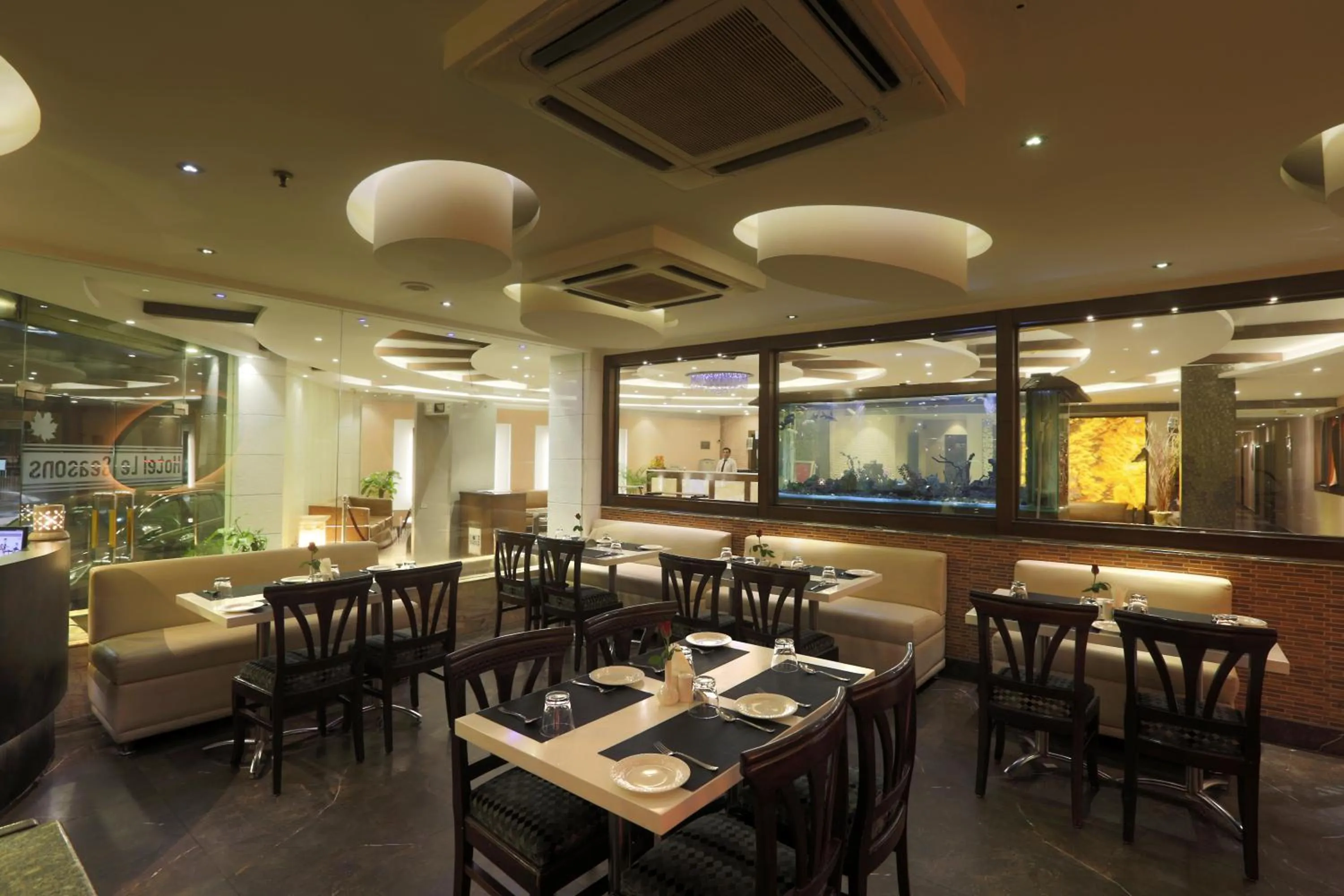 Restaurant/places to eat in Airport Hotel Le Seasons New Delhi