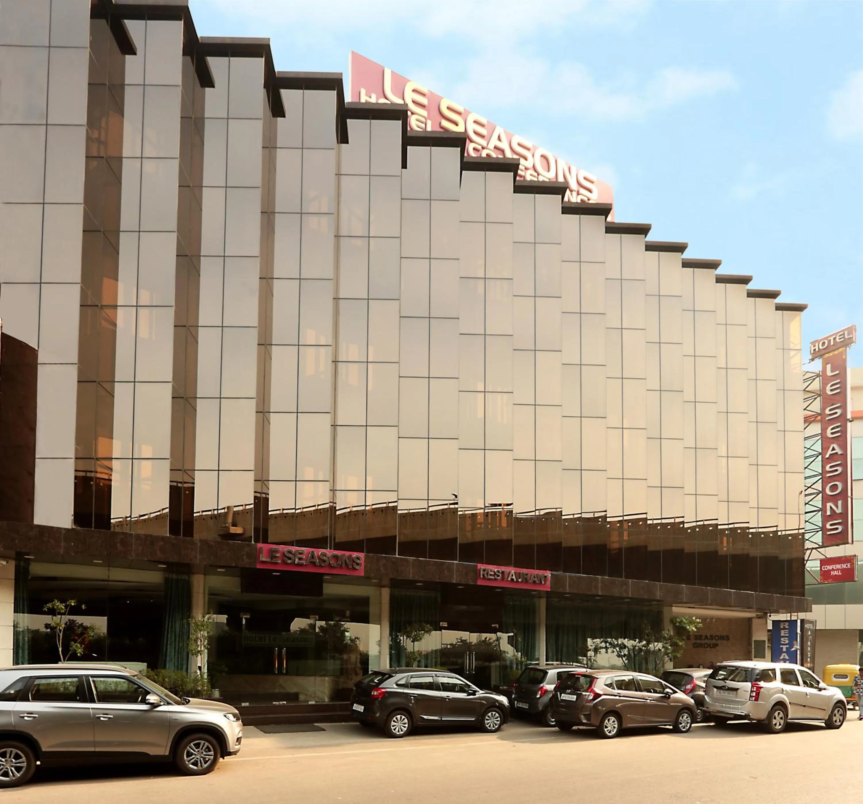 Property building in Airport Hotel Le Seasons New Delhi