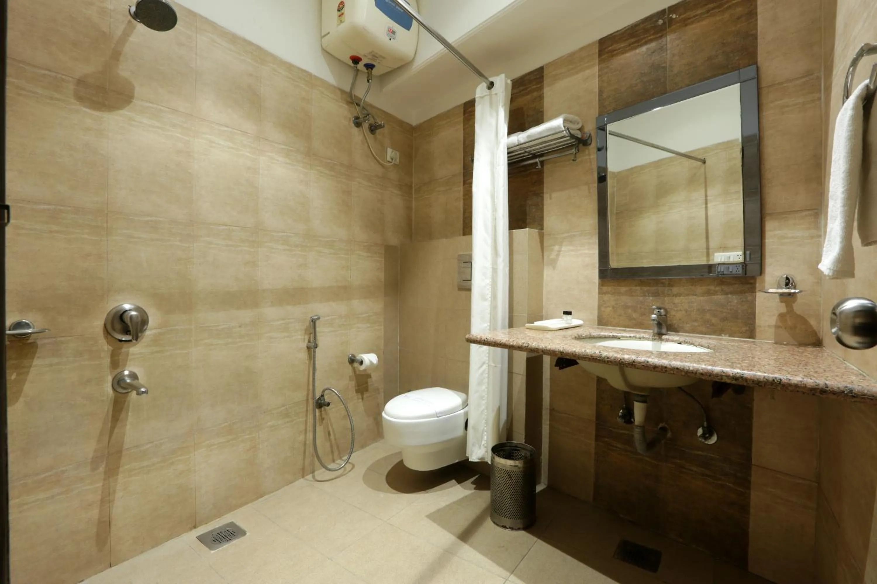 Shower in Airport Hotel Le Seasons New Delhi