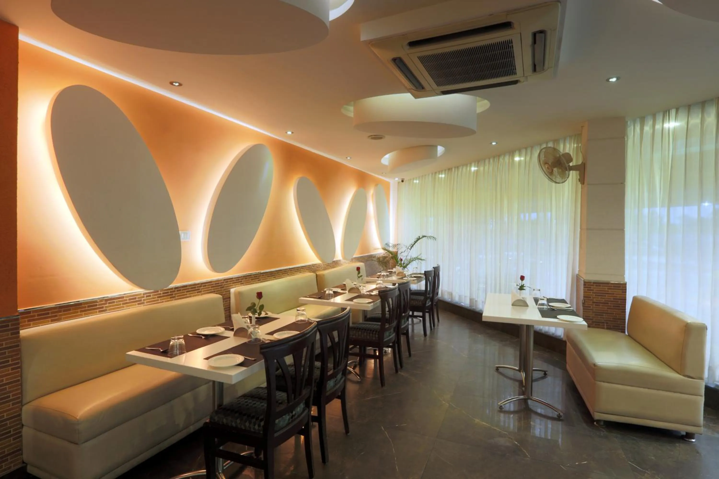 Seating area in Airport Hotel Le Seasons New Delhi