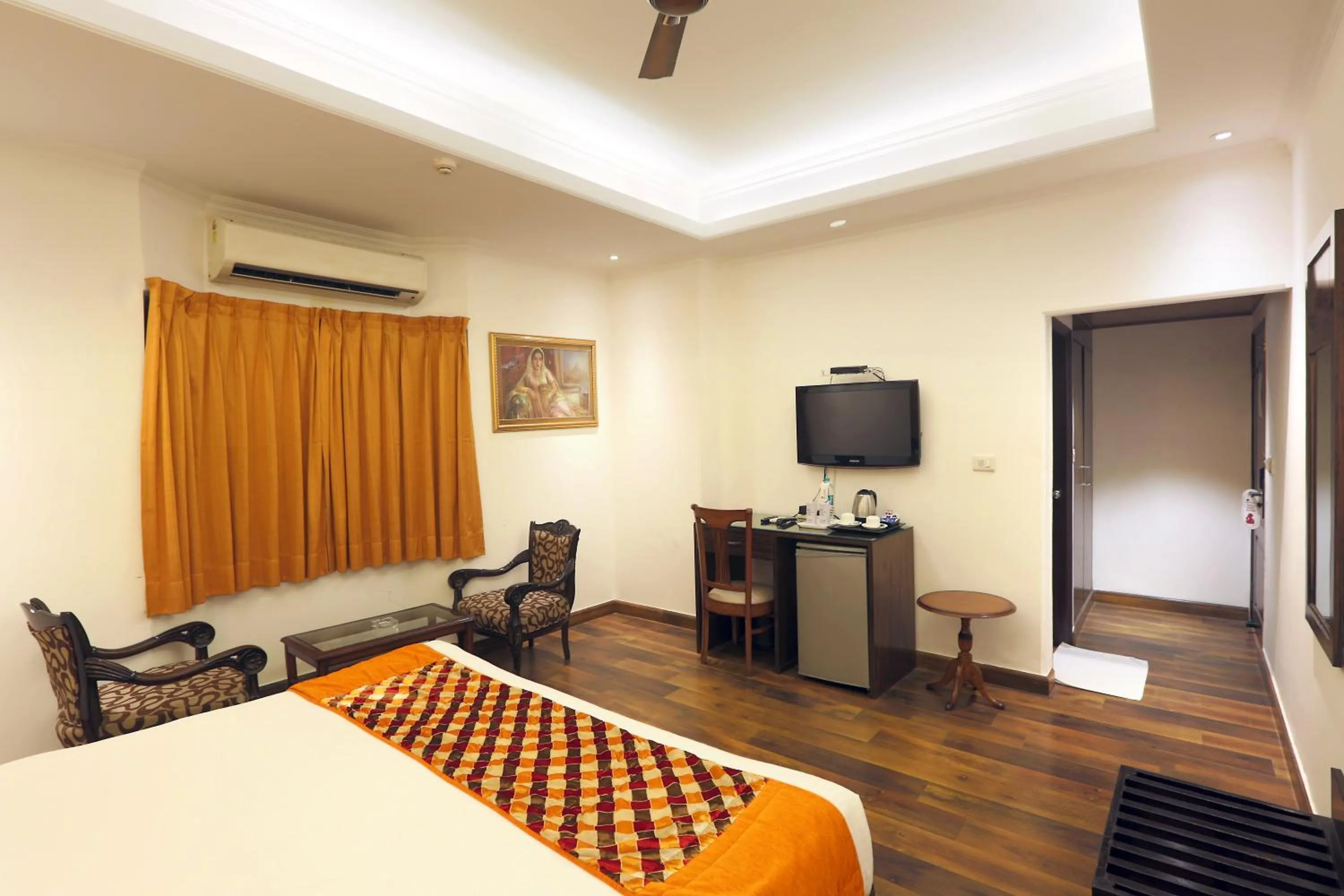 Bed in Airport Hotel Le Seasons New Delhi