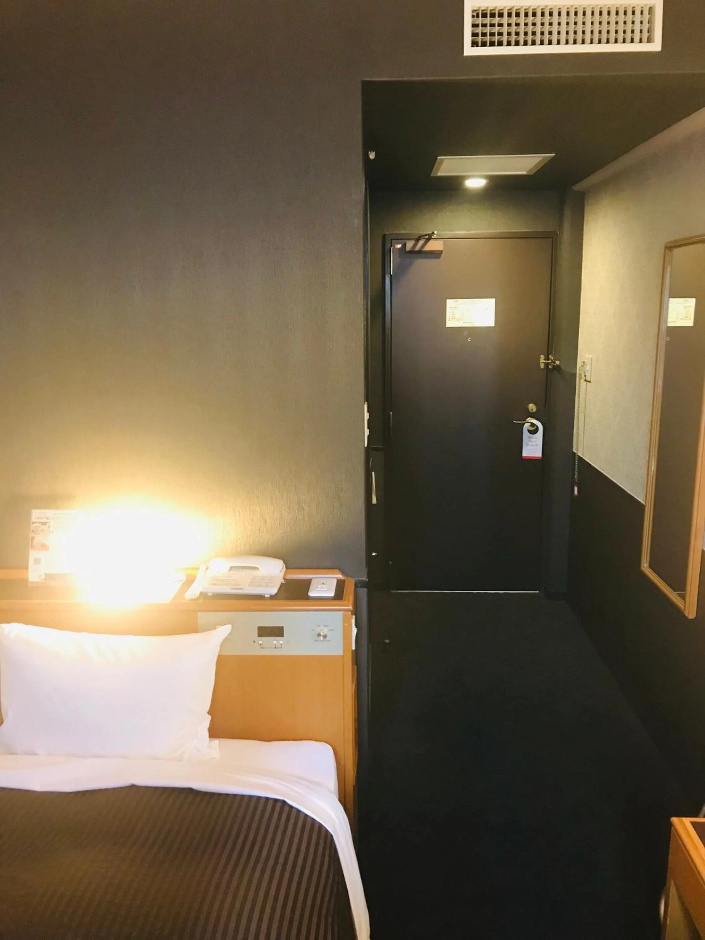 Bed, TV/Entertainment Center in Kyoto Horikawa Inn