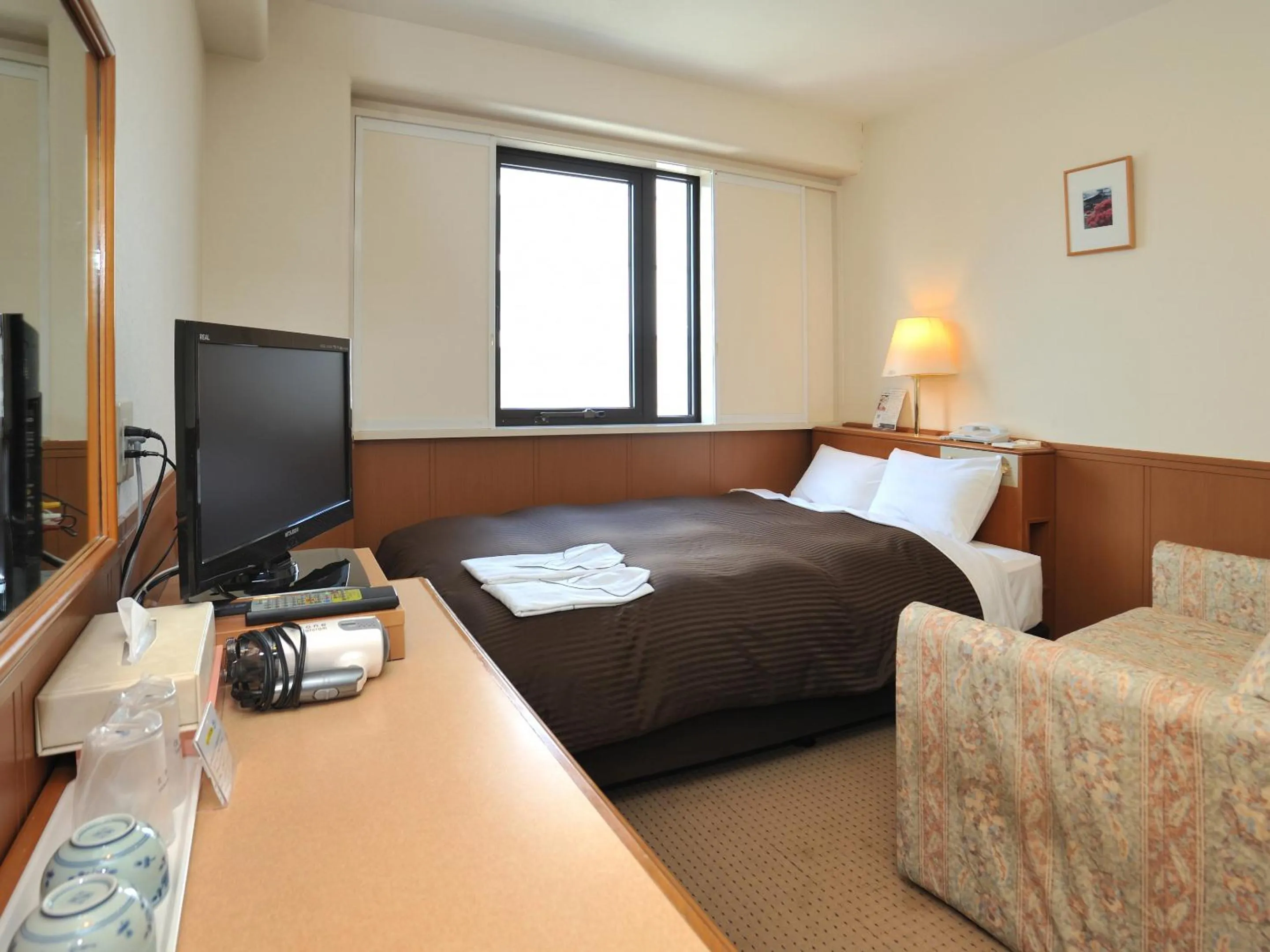 Bed, TV/Entertainment Center in Kyoto Horikawa Inn