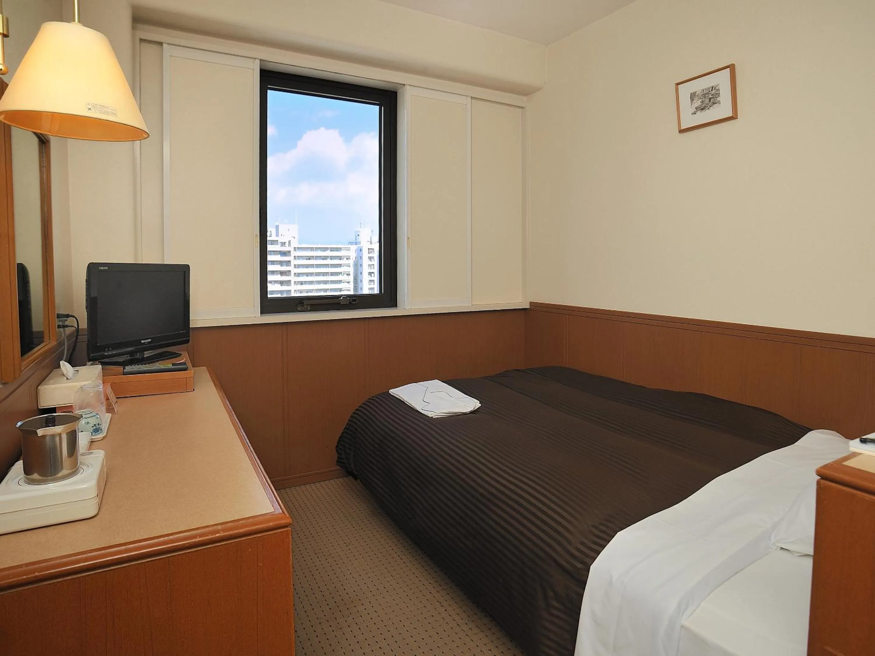 Bed, TV/Entertainment Center in Kyoto Horikawa Inn