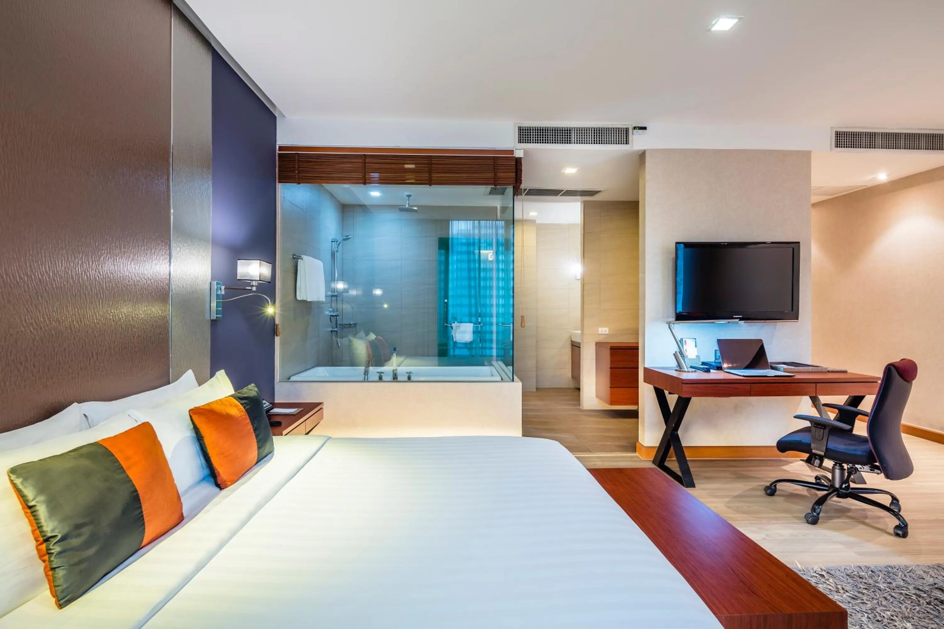 Bed in Hotel Solo, Sukhumvit 2, Bangkok - SHA Extra Plus