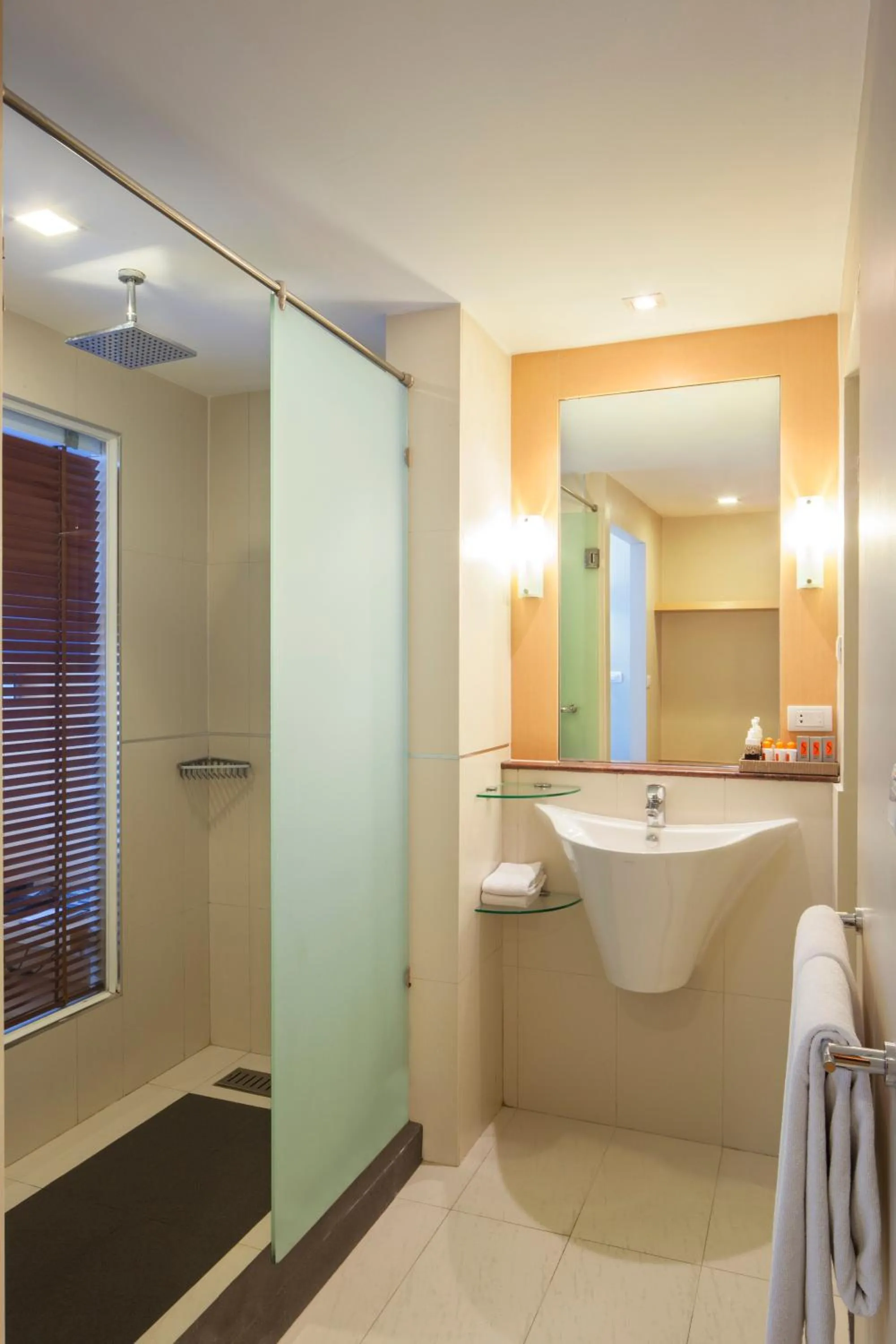 Bathroom in Hotel Solo, Sukhumvit 2, Bangkok - SHA Extra Plus