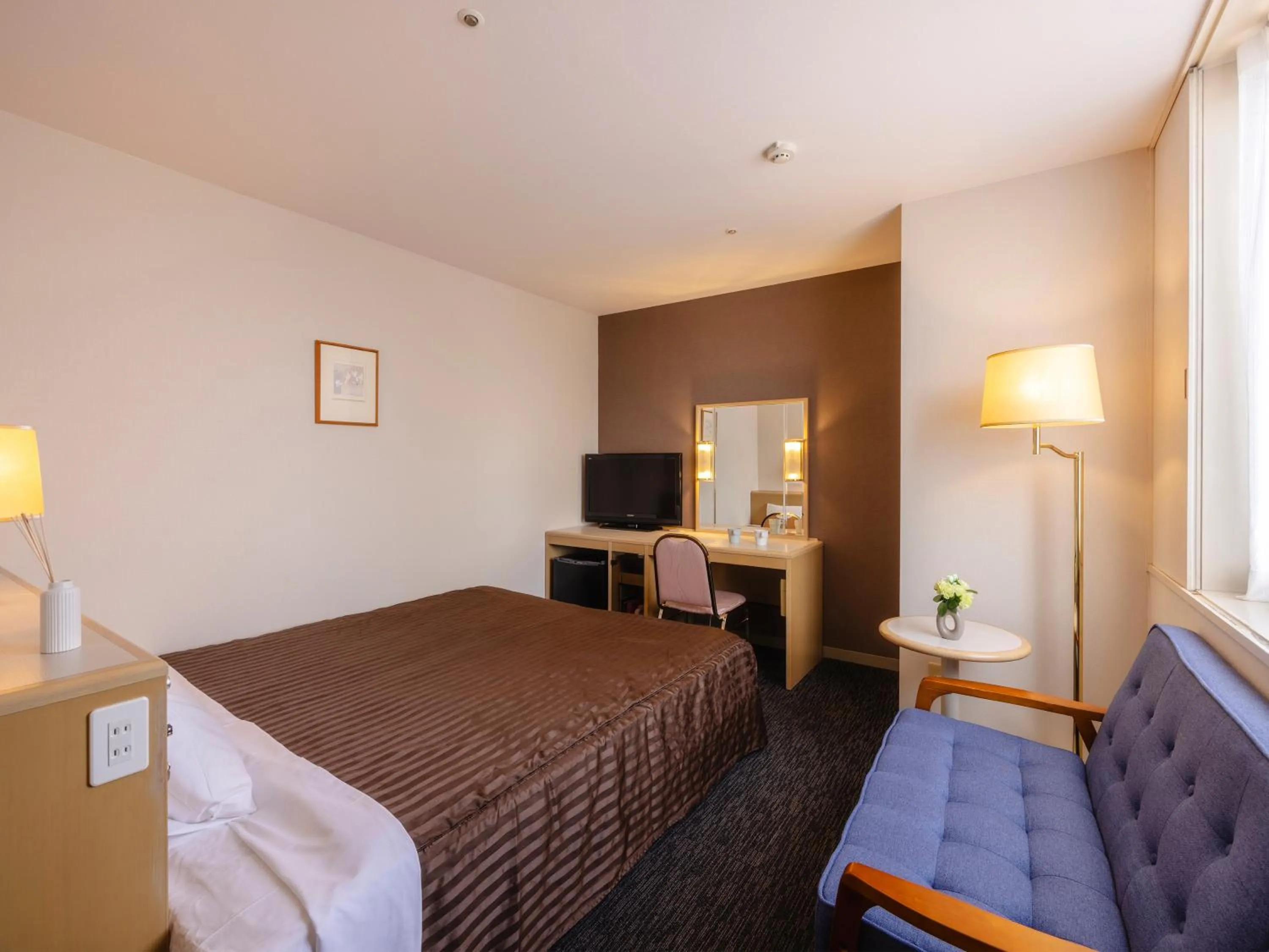 Photo of the whole room, Bed in Tsubamesanjo Washington Hotel