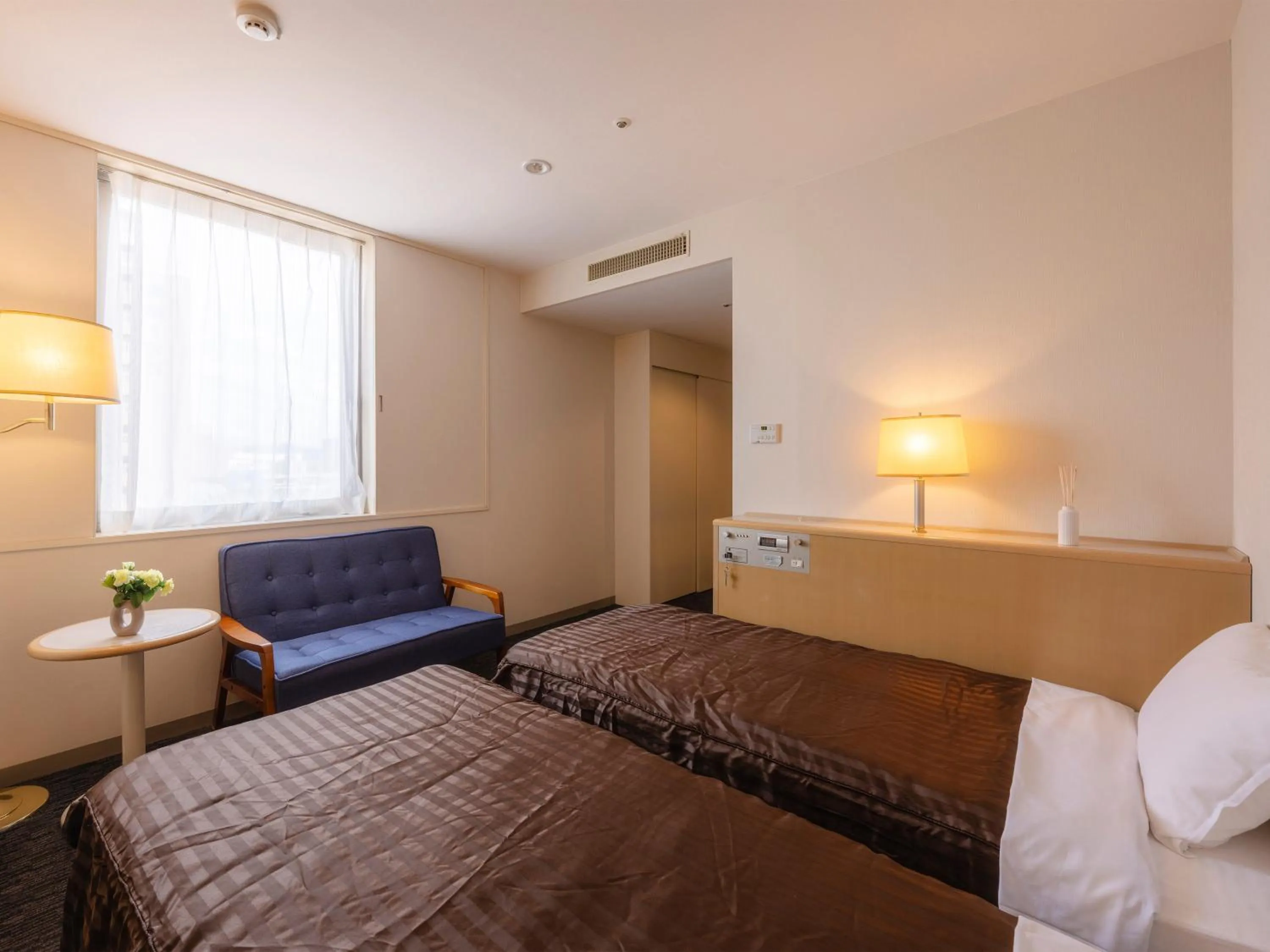 Photo of the whole room, Bed in Tsubamesanjo Washington Hotel