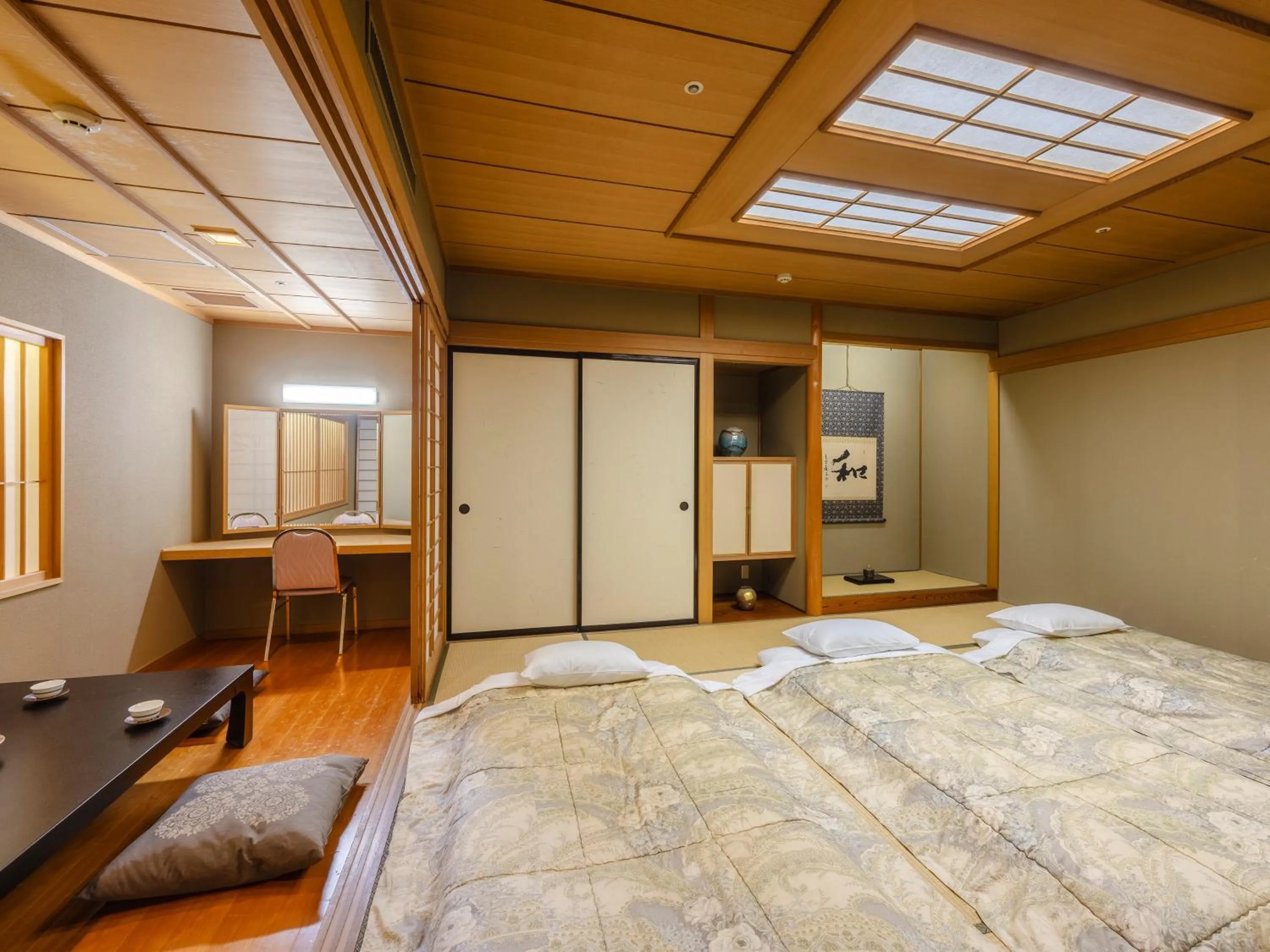 Photo of the whole room, Bed in Tsubamesanjo Washington Hotel