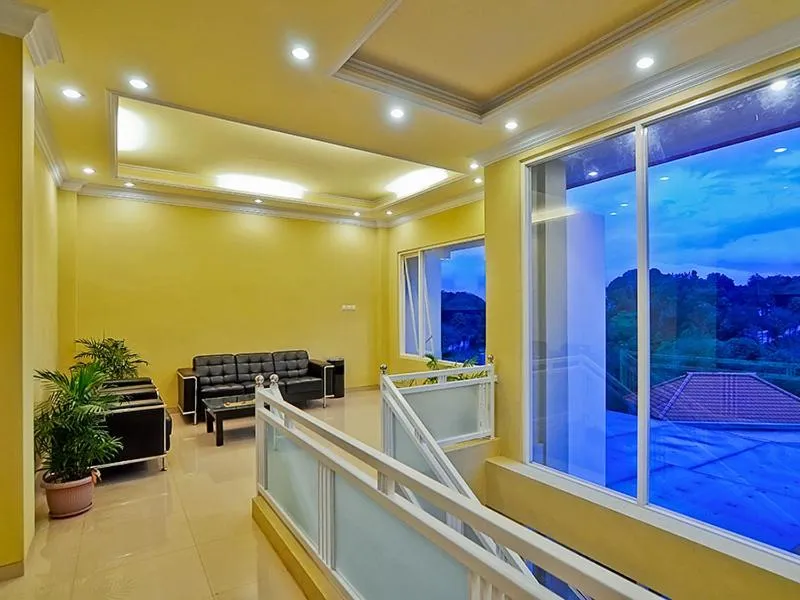 Communal lounge/ TV room in Riverstone Hotel & Cottage