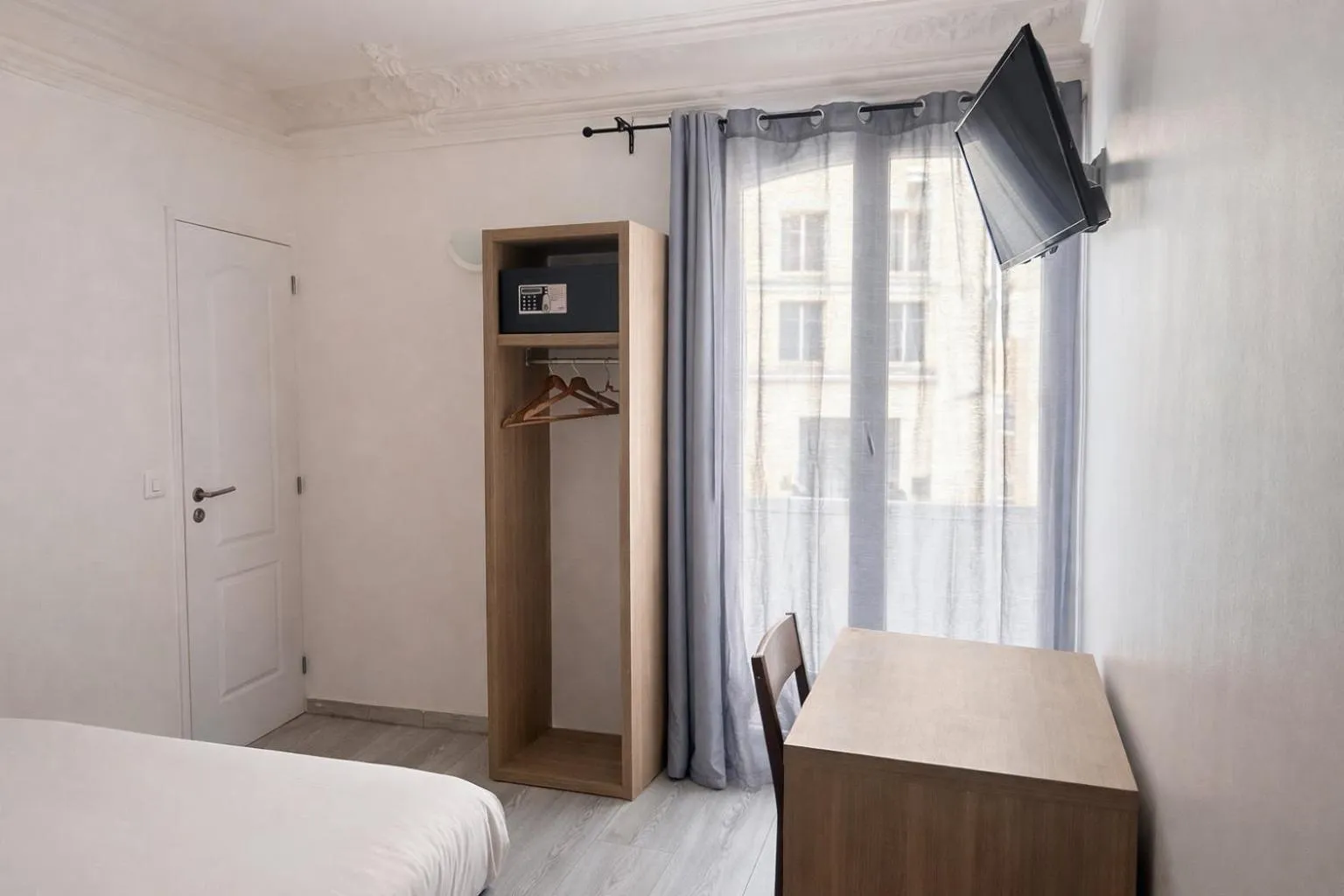 Bed in Hotel Montana Paris Lafayette