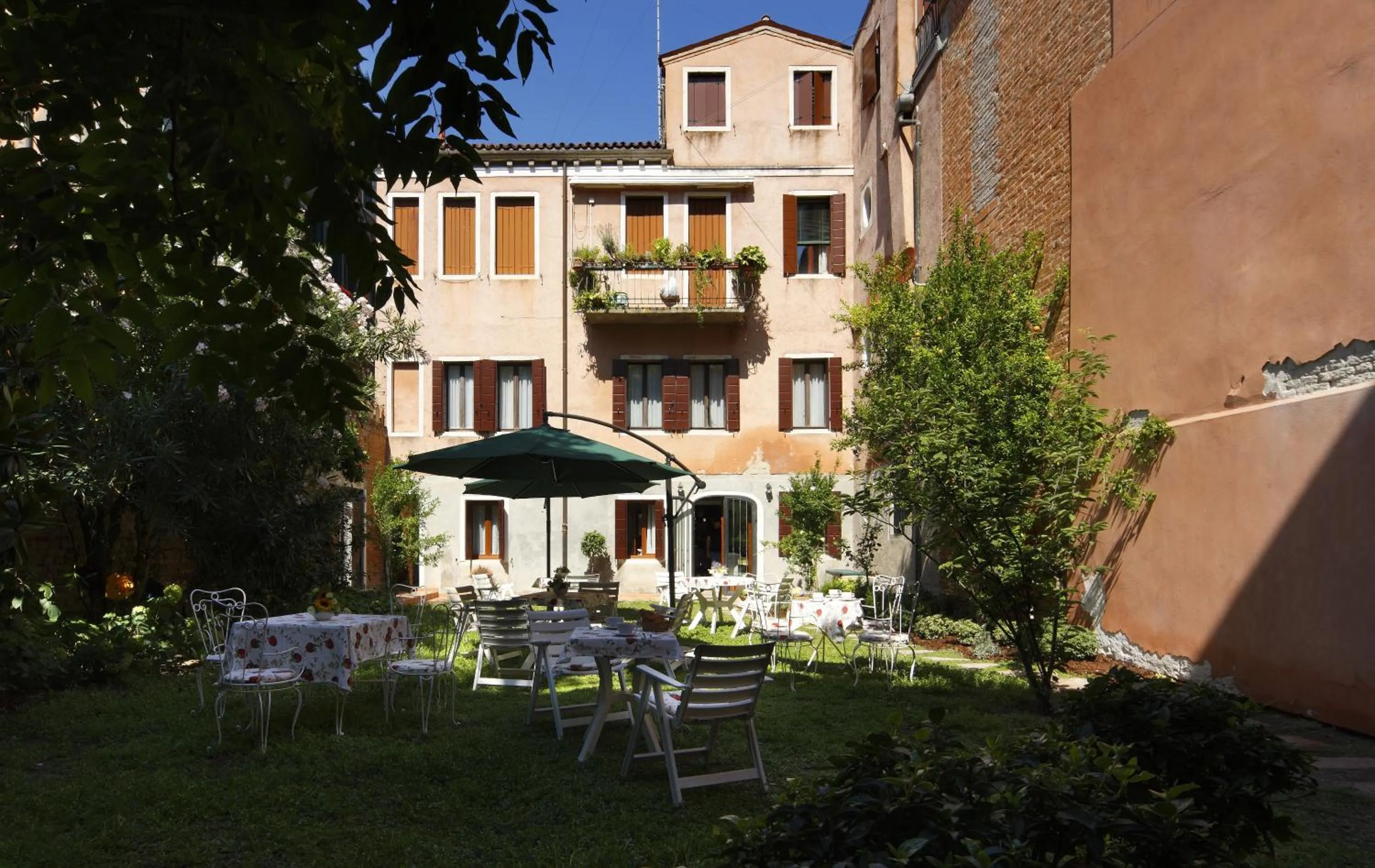 Property building in Casa Del Melograno