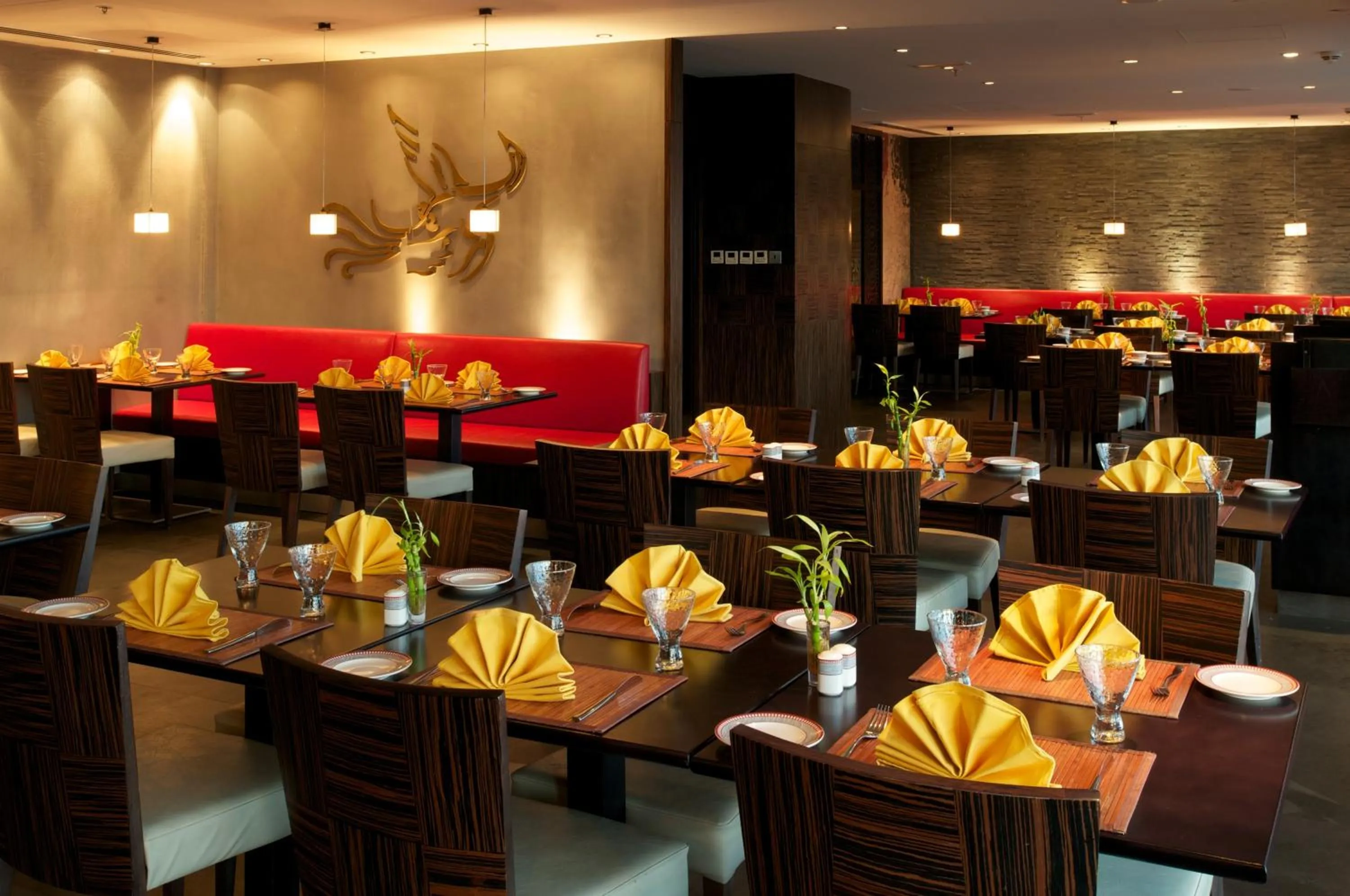 Restaurant/places to eat in Montreal Barsha Hotel