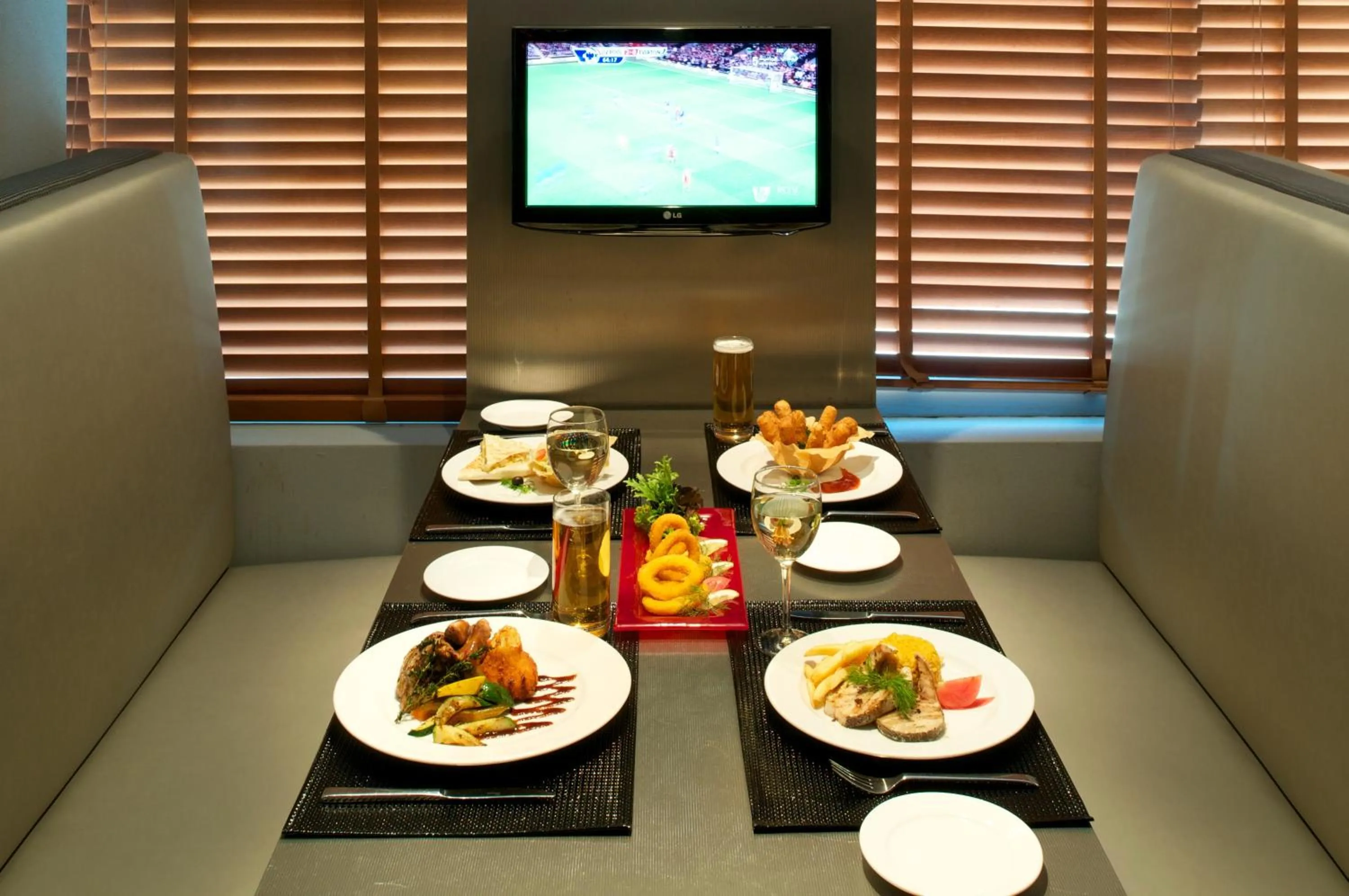 Restaurant/places to eat in Montreal Barsha Hotel