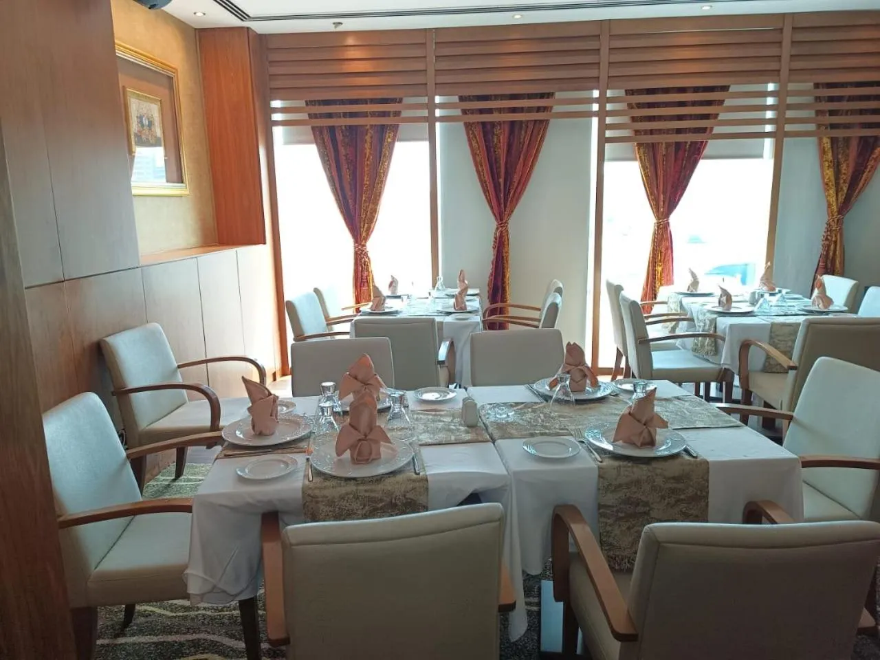 Restaurant/places to eat in Montreal Barsha Hotel