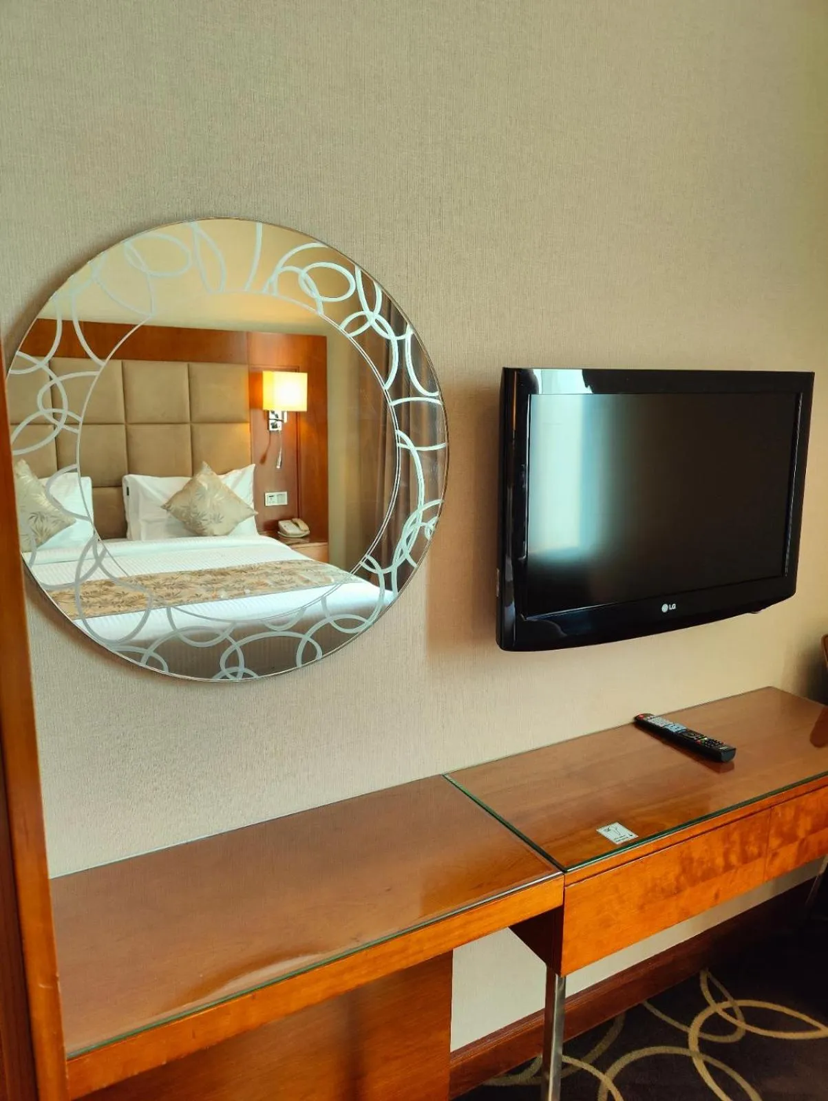 TV and multimedia, Bed in Montreal Barsha Hotel