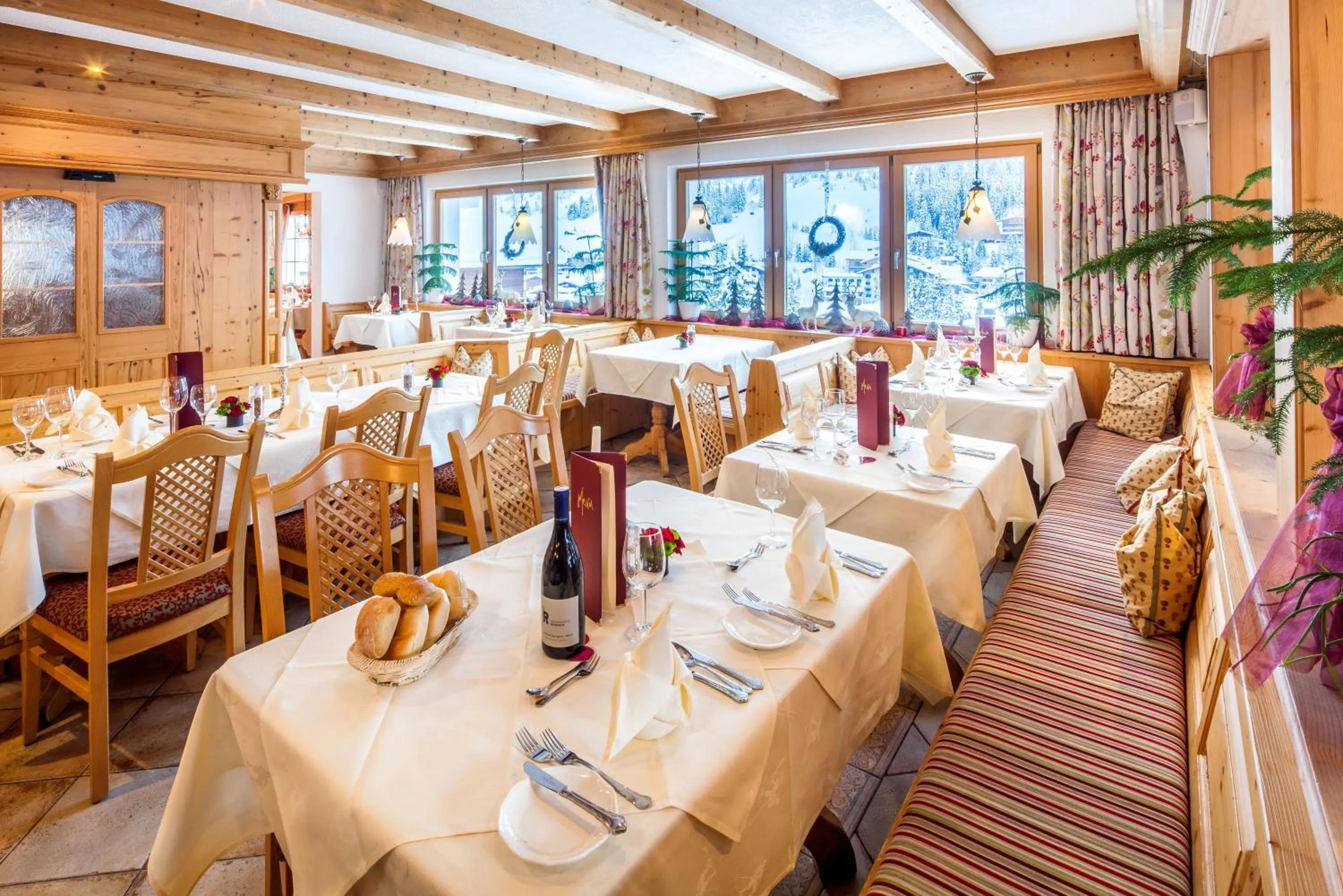 Restaurant/places to eat in Hotel Anemone