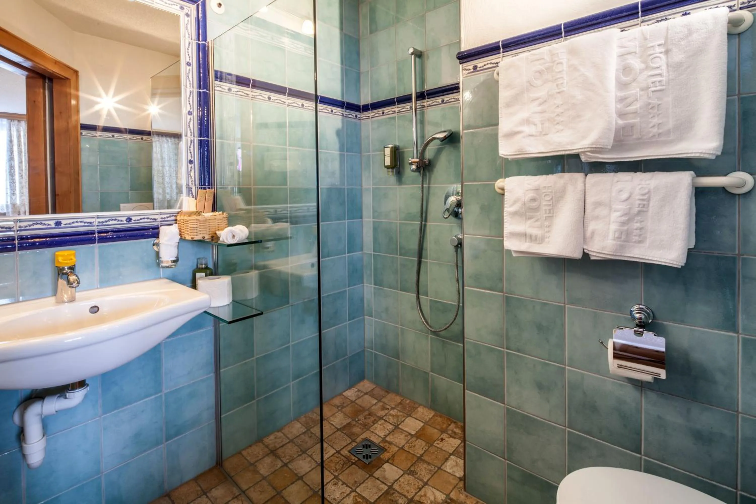 Shower in Hotel Anemone