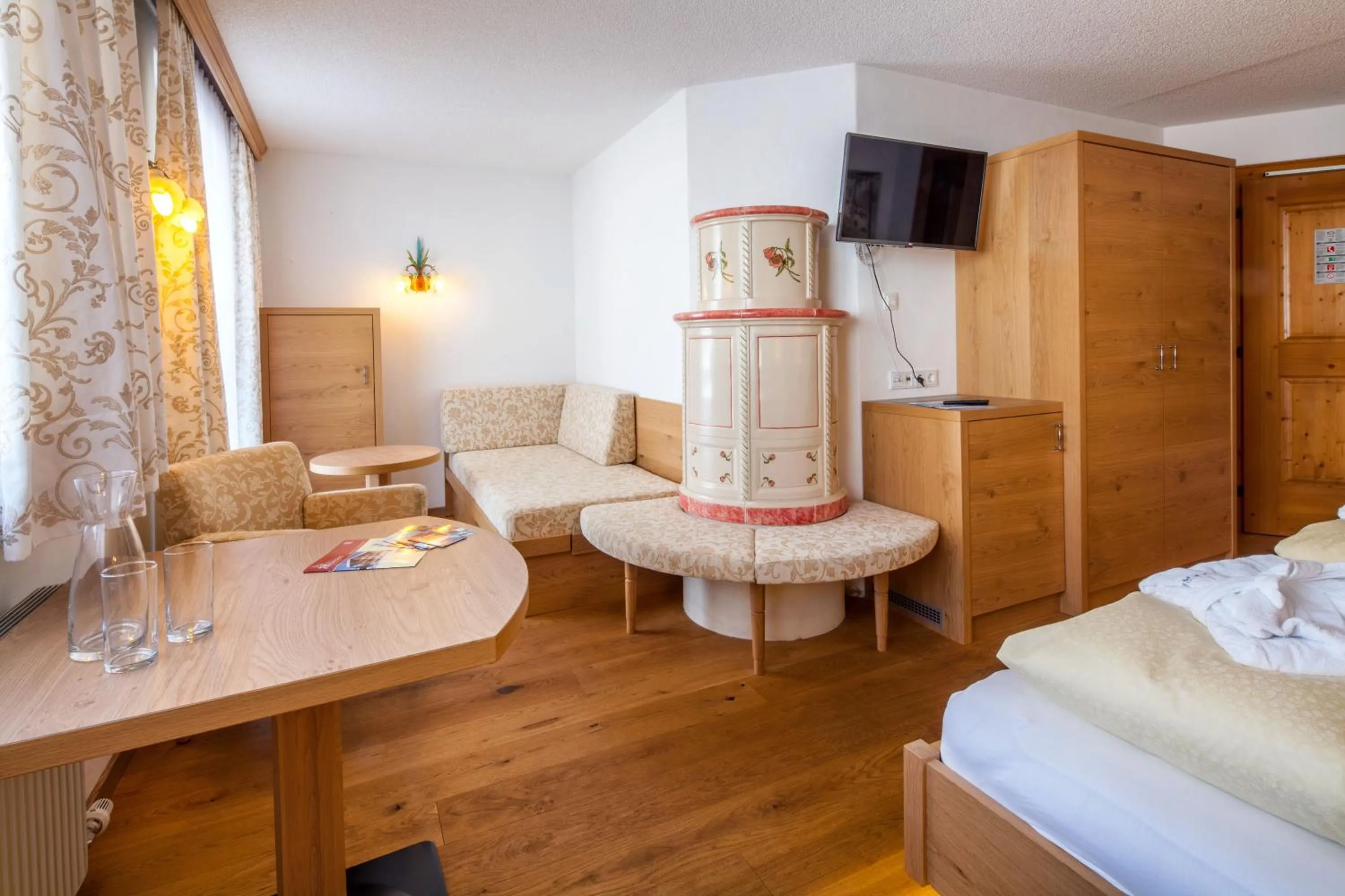 Seating area, Bed in Hotel Anemone