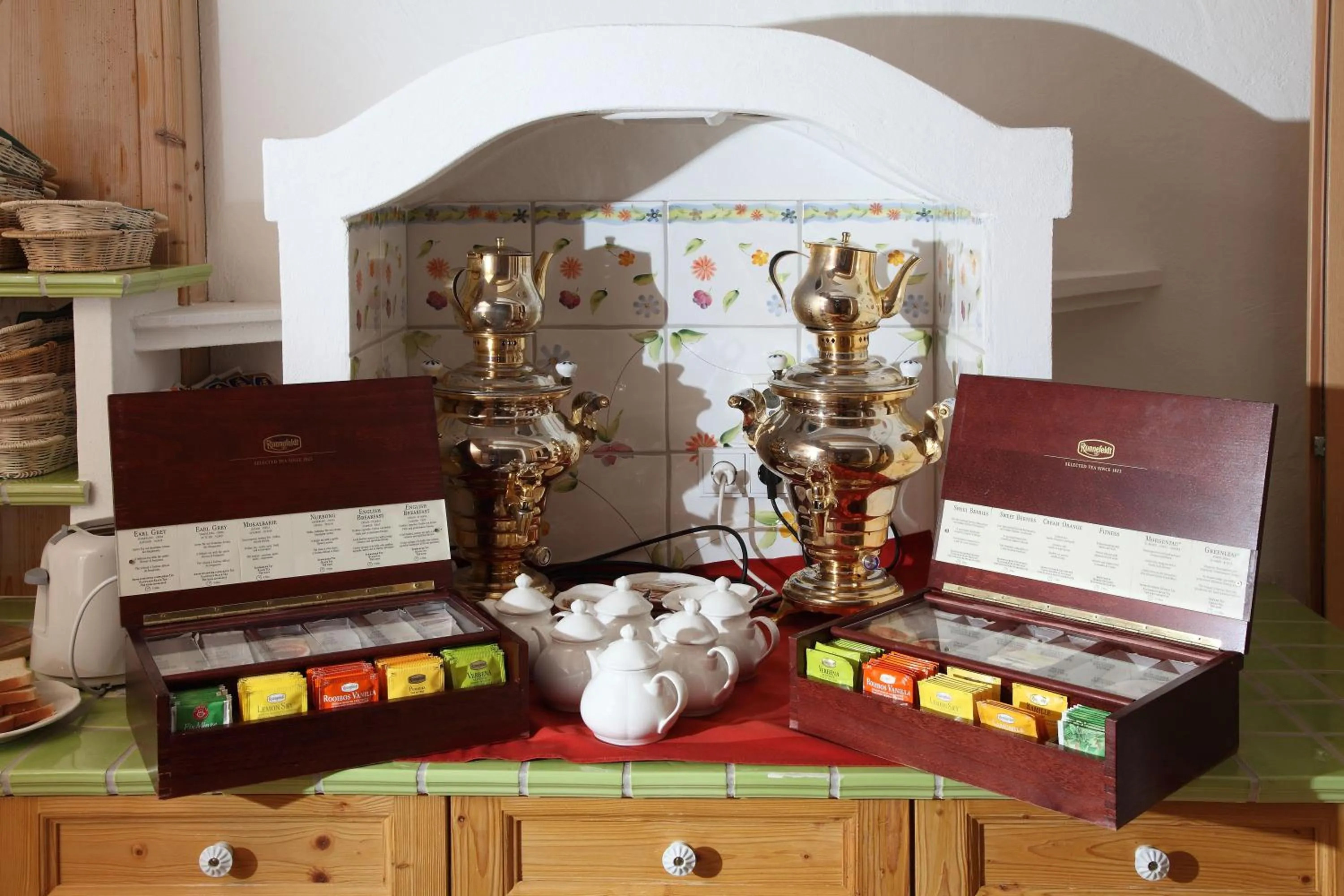 Restaurant/places to eat in Hotel Anemone