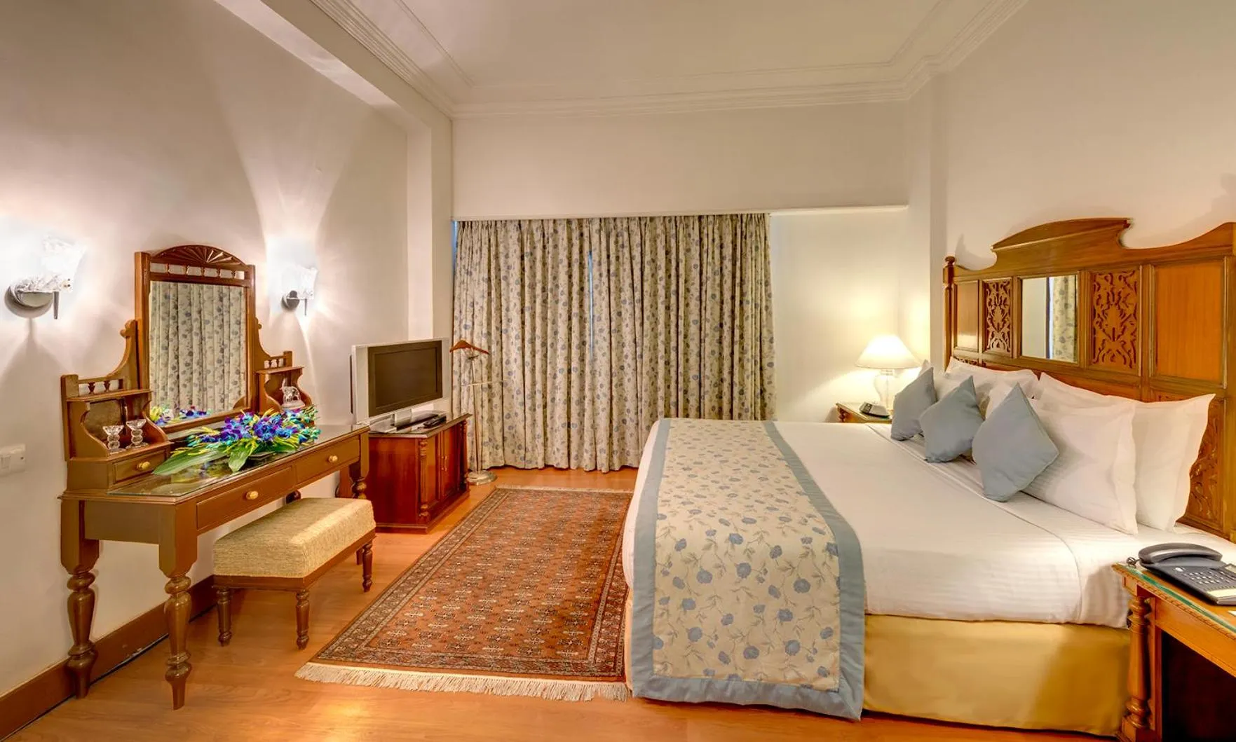 Photo of the whole room, Bed in Hotel Hindusthan International, Kolkata