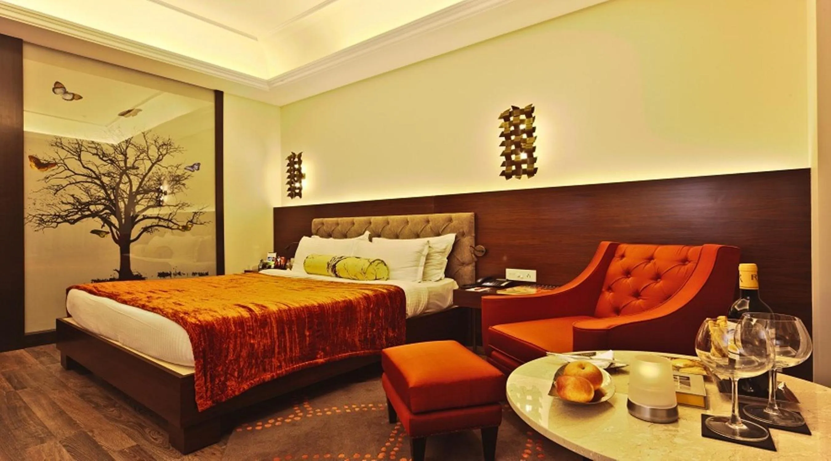 Photo of the whole room, Bed in Hotel Hindusthan International, Kolkata