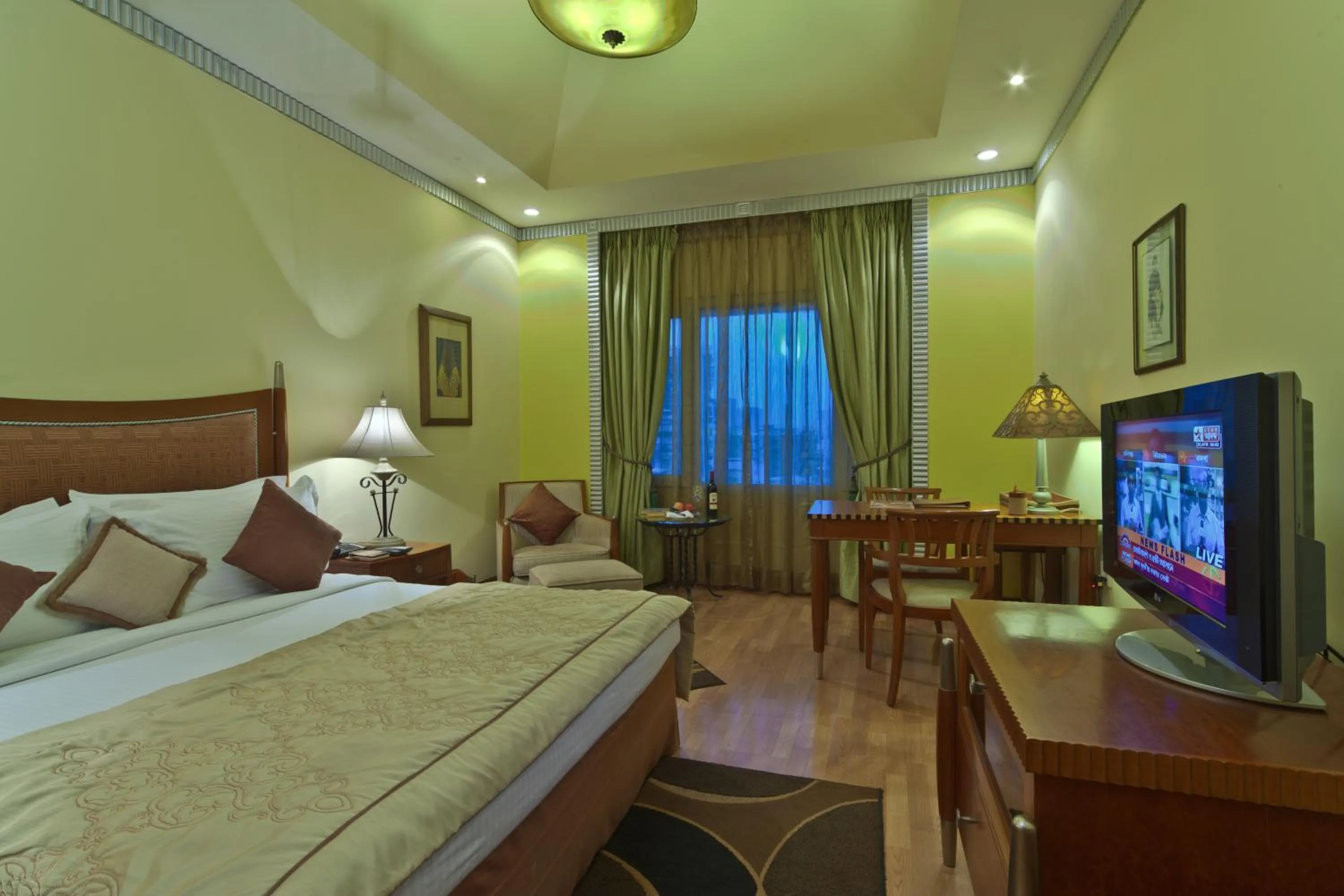 Bed in Hotel Hindusthan International, Kolkata