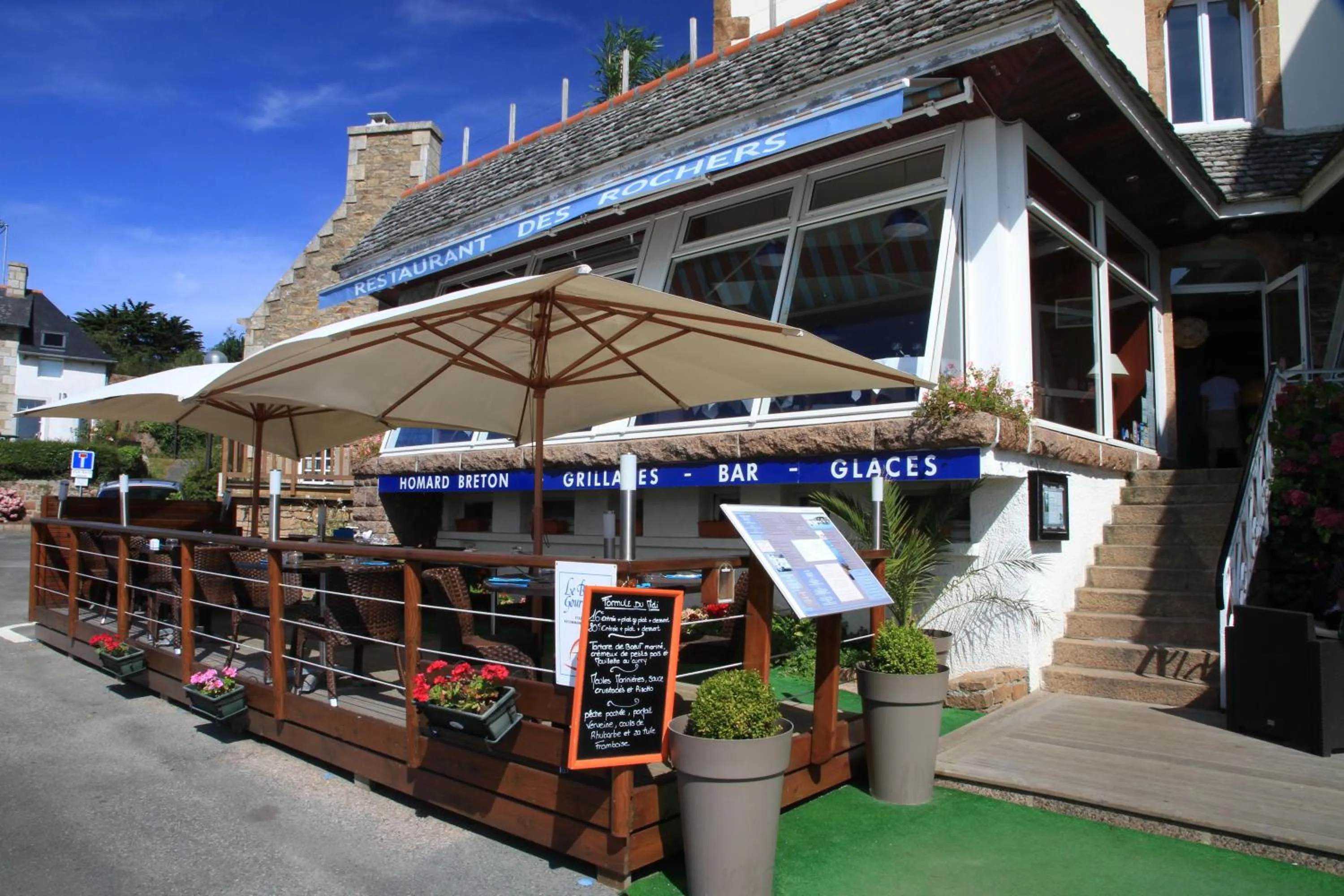 Facade/entrance in Hôtel des Rochers